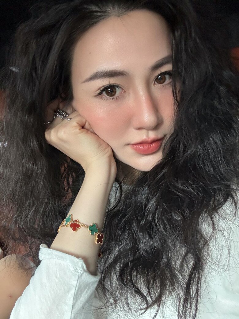 Á hậu Việt Nam sinh 2 con vẫn đẹp khó tin, thay đổi một điểm đến vợ NSND Công Lý cũng phải khen 4 Thỉnh thoảng, mẹ 2 con đổi gió với kiểu tóc xoăn đen.