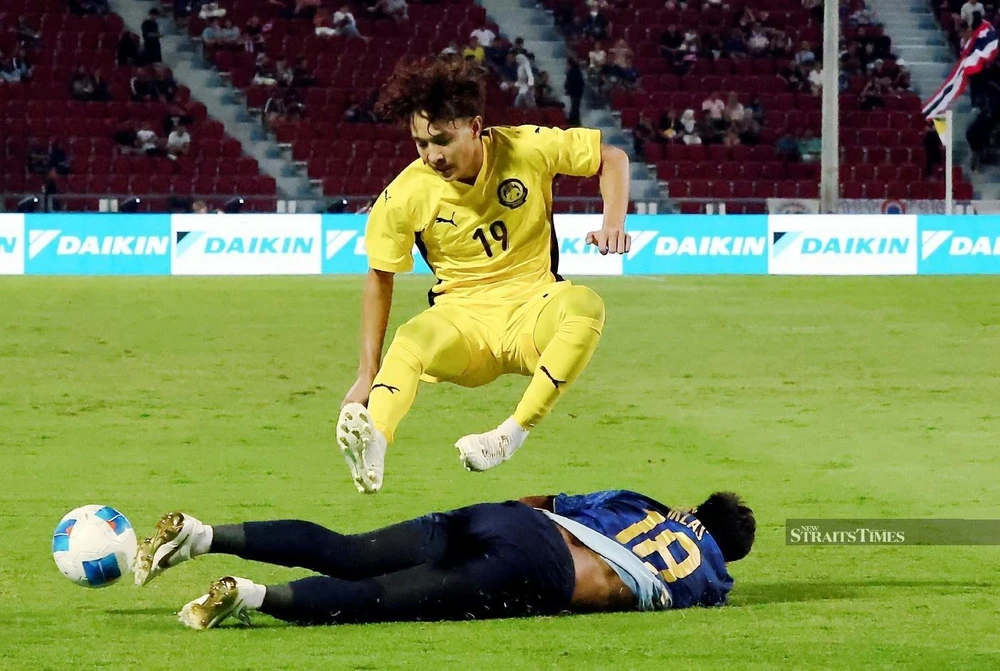 Chiếc thẻ đỏ oan nghiệt của Aiman Yusuf Nabil khiến Malaysia không thể vào chung kết SEA Games 33. ẢNH: NST chiec-the-do-oan-nghiet.jpg