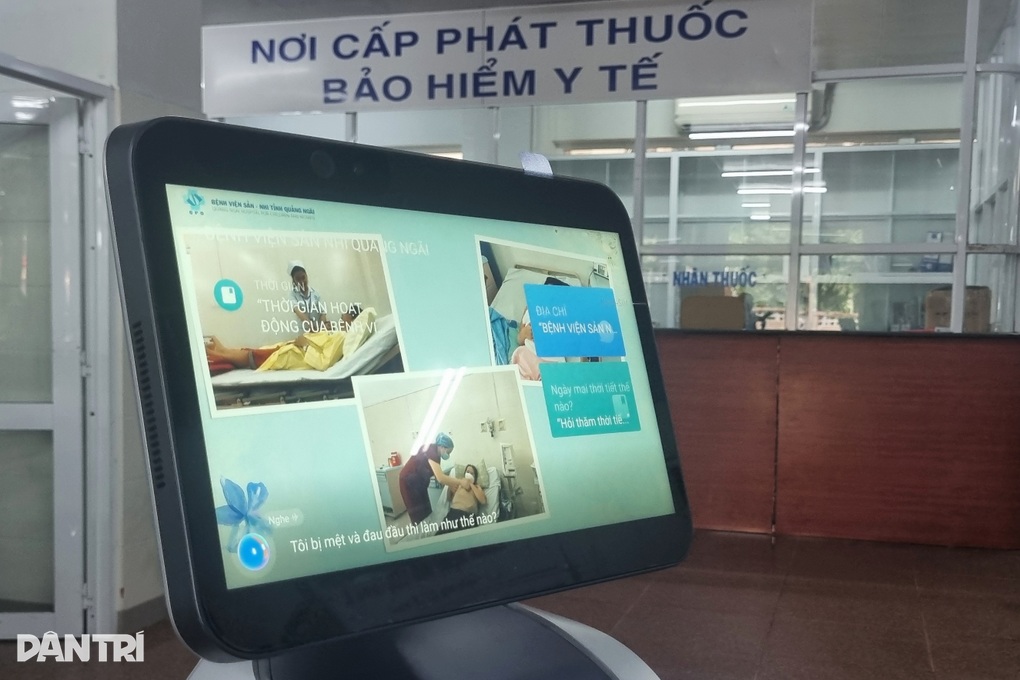 Bệnh nhân được robot dẫn đường đến phòng khám - 2