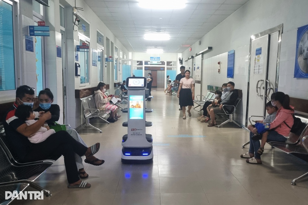 Bệnh nhân được robot dẫn đường đến phòng khám - 3