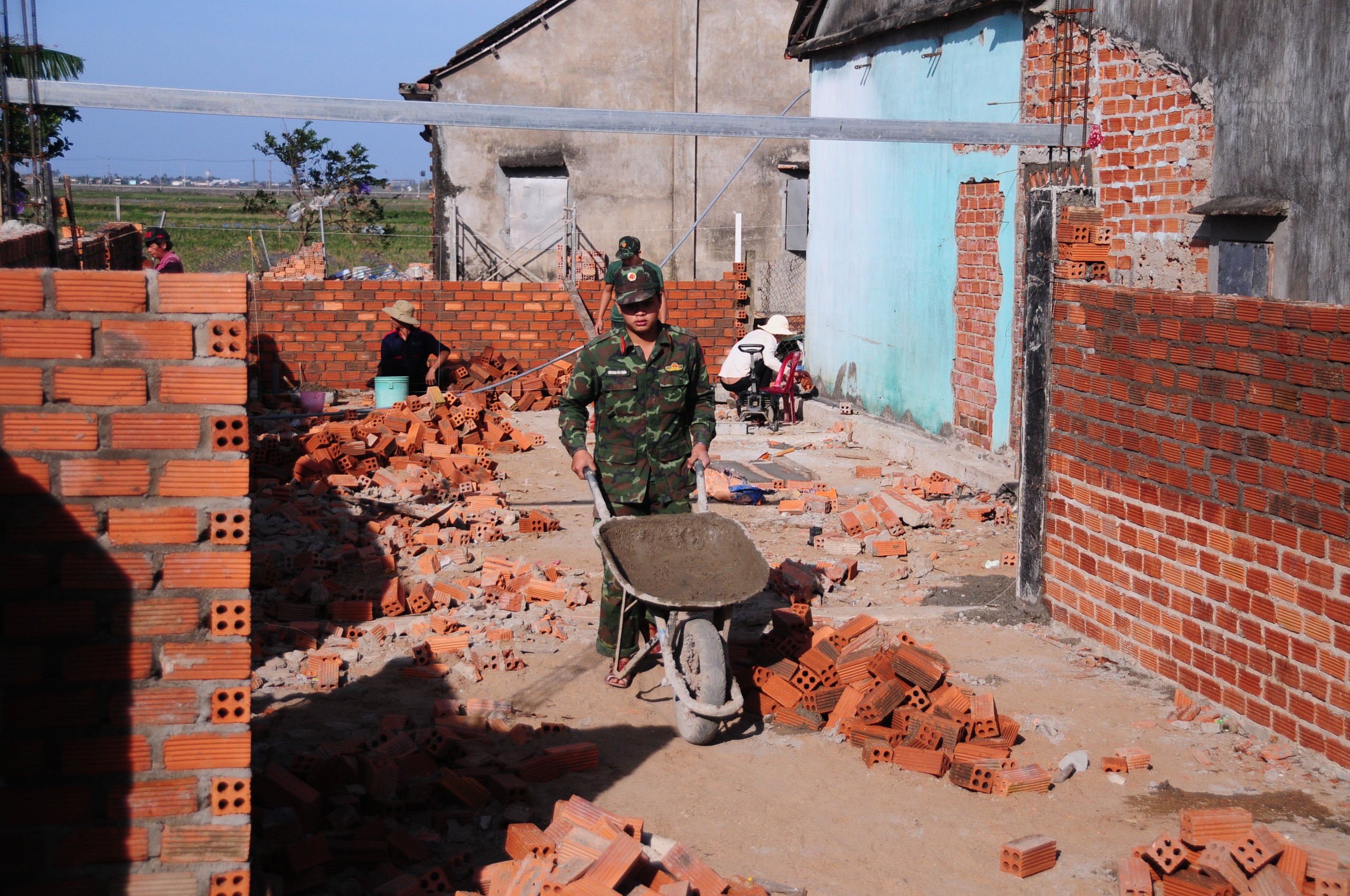 Quân khu 5 tăng quân xây nhà đợt 2 ‘Chiến dịch Quang Trung’ cho dân vùng lũ 3 Quân khu 5 tăng quân xây nhà đợt 2 ‘Chiến dịch Quang Trung’ cho dân vùng lũ - Ảnh 3.