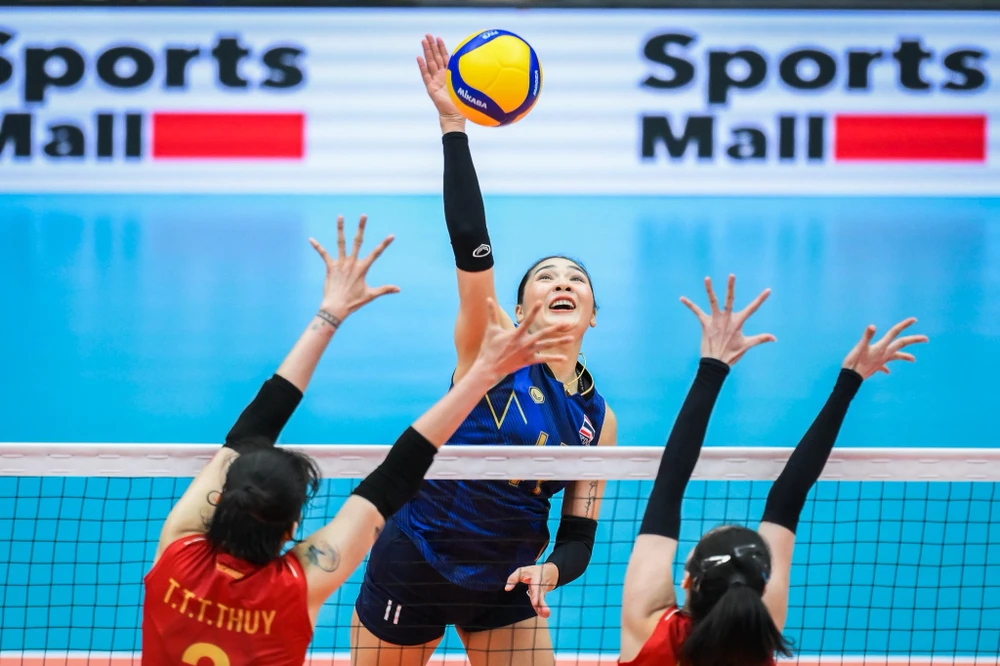 Các cô gái bóng chuyền Việt Nam đã thể hiện một trận chung kết đầy xuất sắc chiều 15-12 tại nhà thi đấu Huamark ở Bangkok. Ảnh:TVF CK-2.jpg