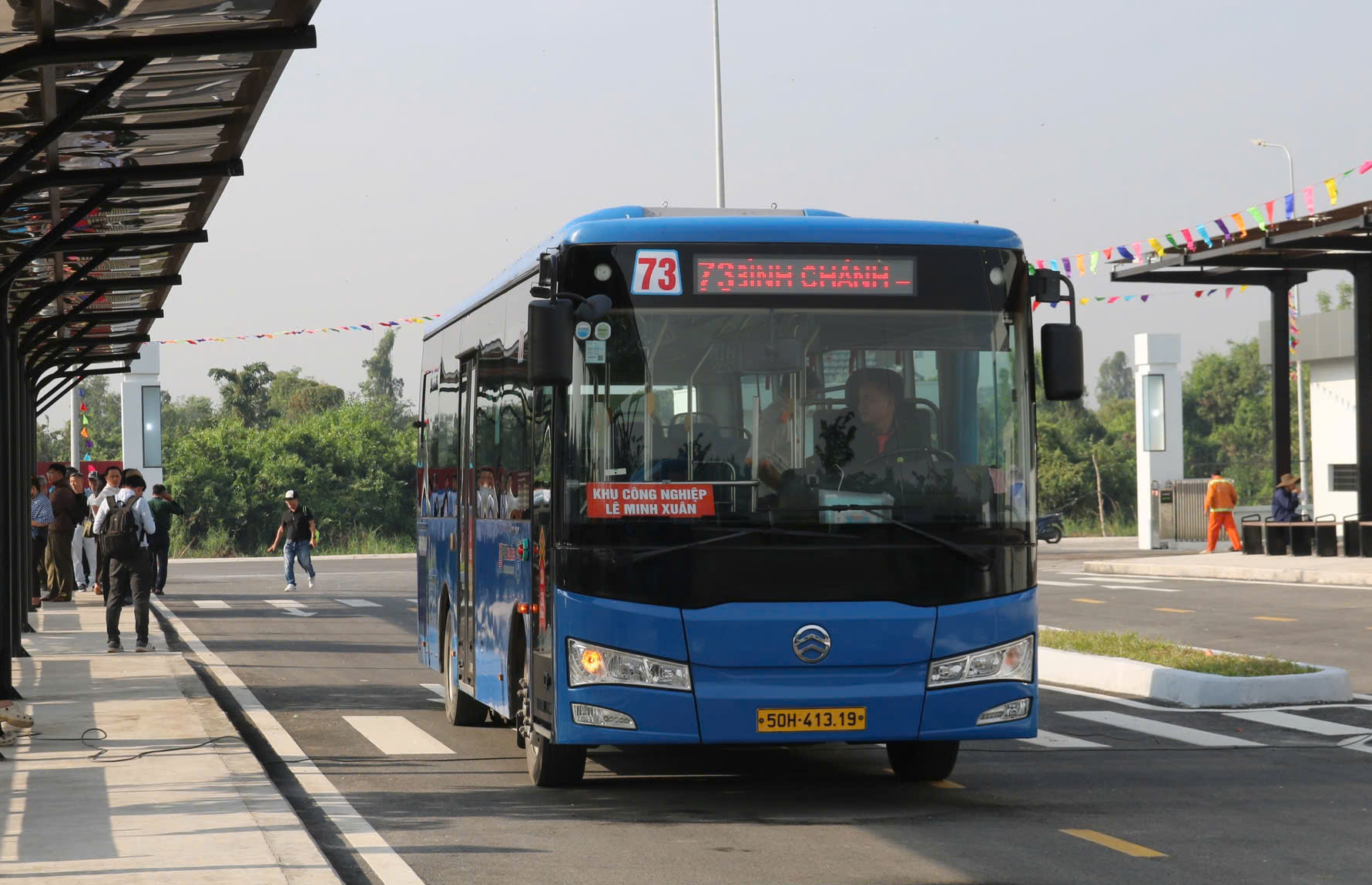 Bến xe buýt Lê Minh Xuân chính thức hoạt động, tăng kết nối giao thông phía tây TP.HCM 3 bến xe buýt Lê Minh Xuân - Ảnh 3.