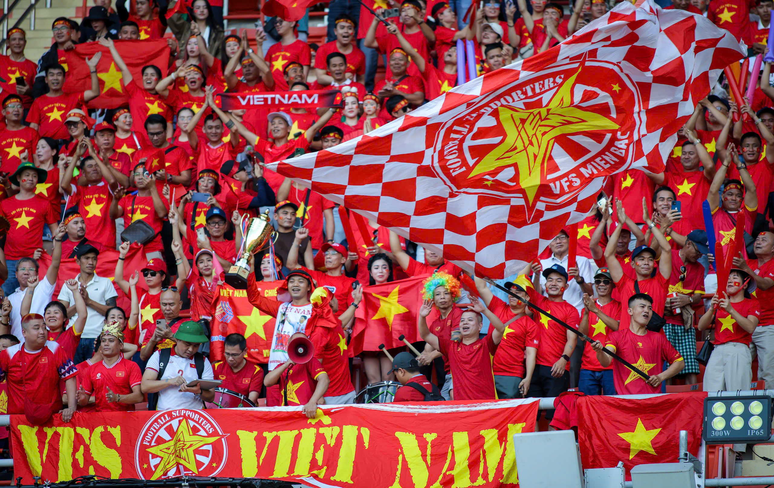 Tổ 'đầu xù' U.23 Việt Nam chưa vội… cắt tóc, quyết 'rinh' vàng SEA Games 33- Ảnh 3. Tổ 'đầu xù' U.23 Việt Nam chưa vội… cắt tóc, quyết 'rinh' vàng SEA Games 33- Ảnh 3.