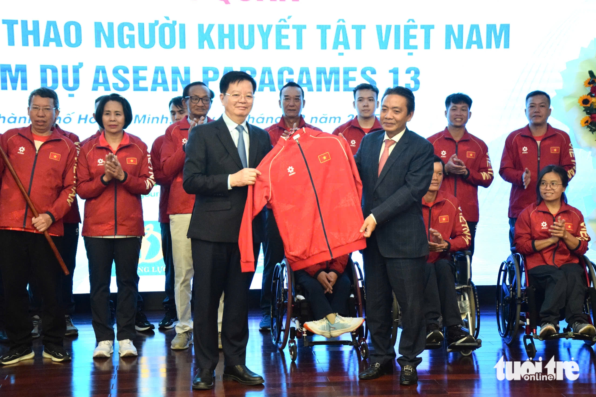 Phó thủ tướng Mai Văn Chính dự lễ xuất quân của đoàn Việt Nam dự ASEAN Para Games 13 4 Phó thủ tướng Mai Văn Chính dự lễ xuất quân của đoàn Việt Nam dự ASEAN Para Games 13 - Ảnh 4.