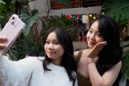 Khách đổ đến check in 'ngõ Noel' dài 100 m