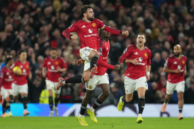 Bruno Fernandes mừng bàn gỡ hòa 3-3 cho Man Utd. Ảnh: AP