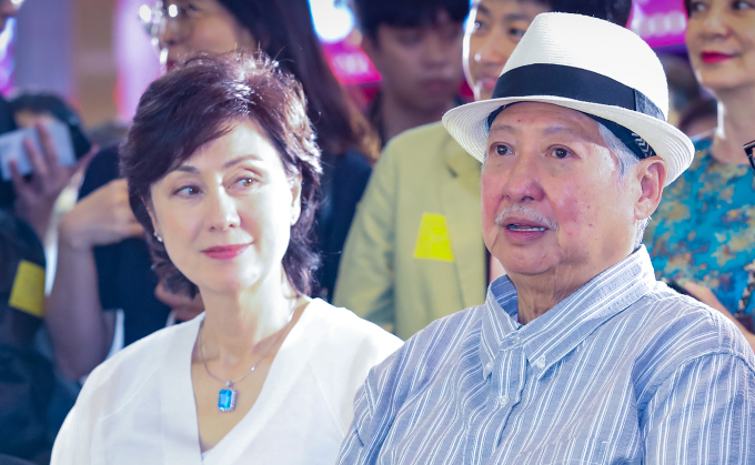 Tài tử Hồng Kim Bảo và vợ, bà Cao Lệ Hồng, tại TP HCM. Ảnh: Lê Quang Nhật