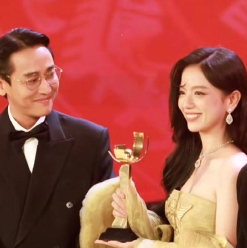 1765875679 607 Bat gap cap sao Vbiz cach nhau 16 tuoi cong