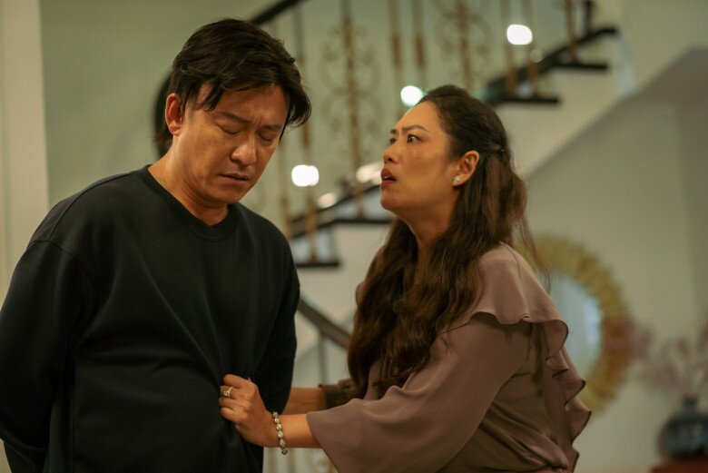 Tuấn Hưng vào vai người chồng bị vỡ nợ của Hà Hương trong phim.