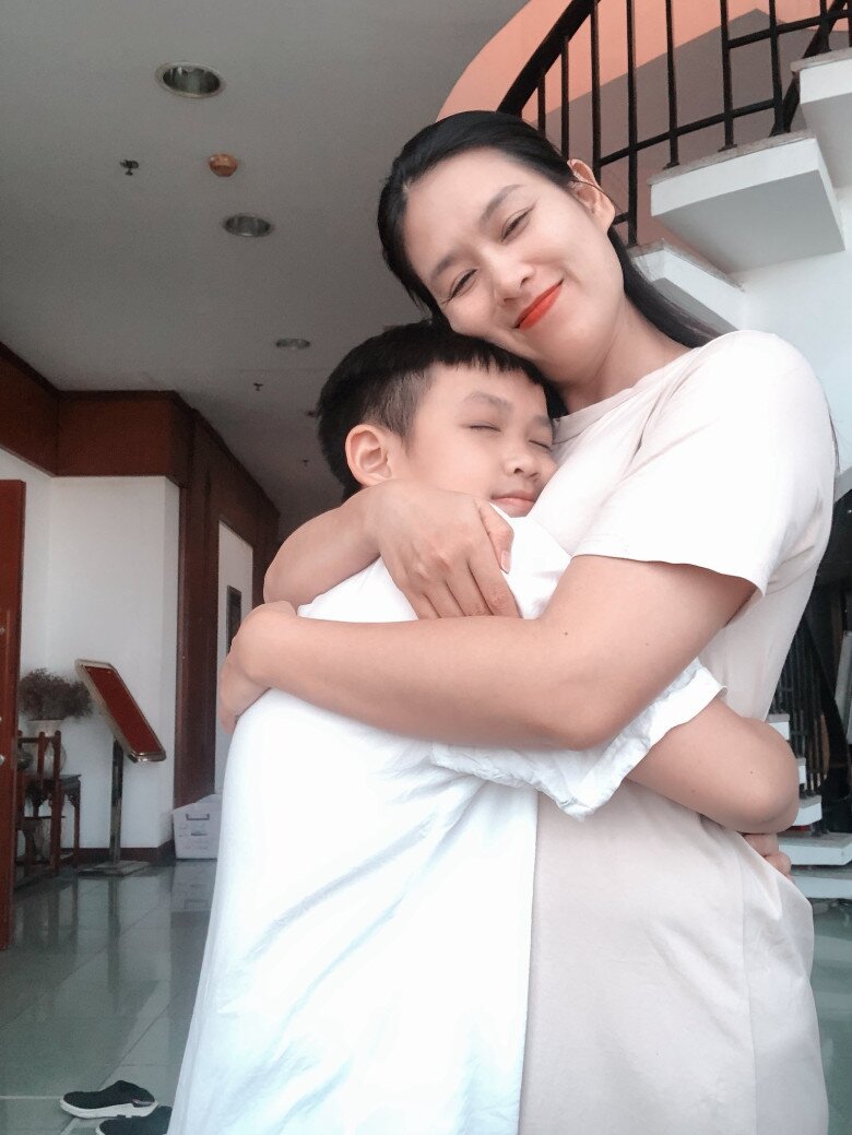 amp;#34;Mẹamp;#34; Nàng Mơ là amp;#34;Nguyệt thảo maiamp;#34; nổi tiếng: Chồng làm ngân hàng lo toàn bộ kinh tế, từng khóc vì con trai 17 tuổi - 8