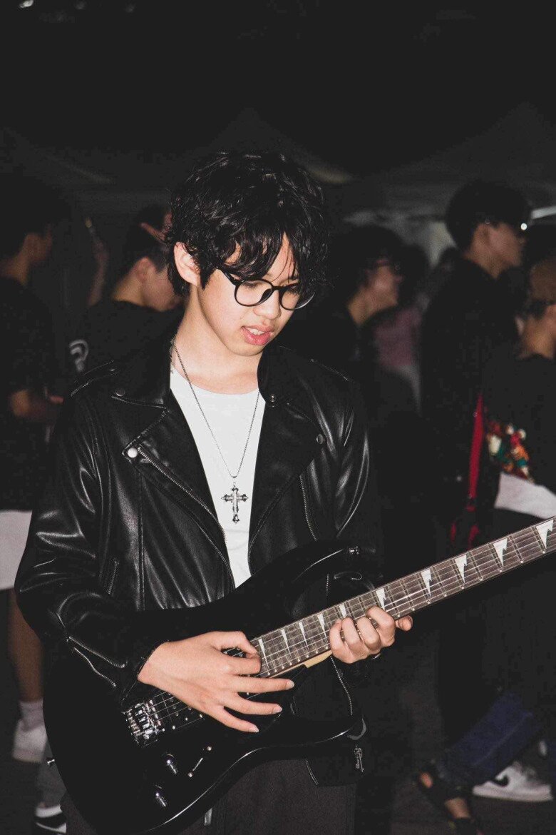 Con trai của Hà Hương khi nhỏ và lúc trưởng thành 17 tuổi.