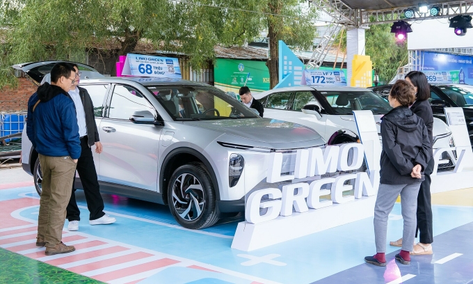 Người dùng tại một sự kiện Thu xăng – đổi điện do VinFast tổ chức ở Hà Nội. Ảnh: Tuấn Vũ