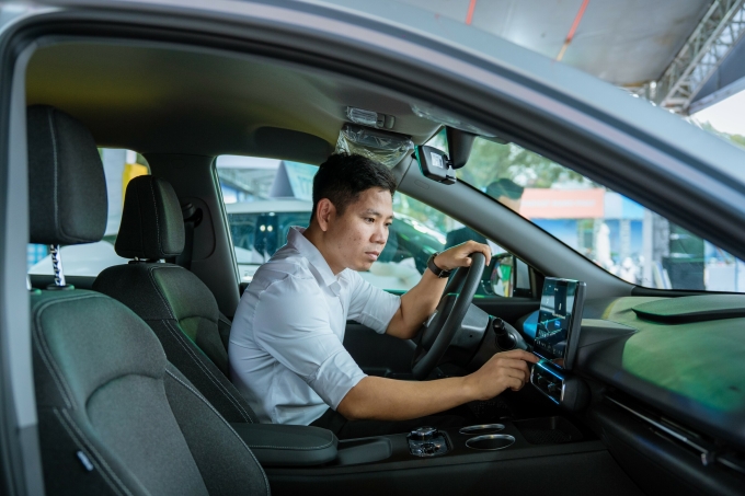 Người dùng tìm hiểu tính năng trên một mẫu xe điện VinFast. Ảnh: Tuấn Vũ