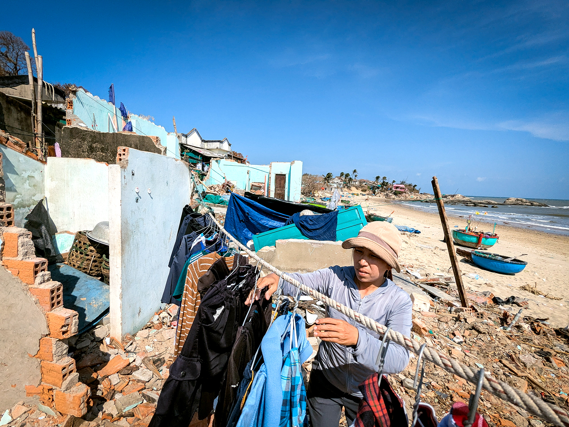 Chiến dịch không tiếng súng: 62 ngày đêm thần tốc xây gần 2.000 ngôi nhà cho dân vùng lũ - Ảnh 6. Chiến dịch không tiếng súng: 62 ngày đêm thần tốc xây gần 2.000 ngôi nhà cho dân vùng lũ - Ảnh 6.