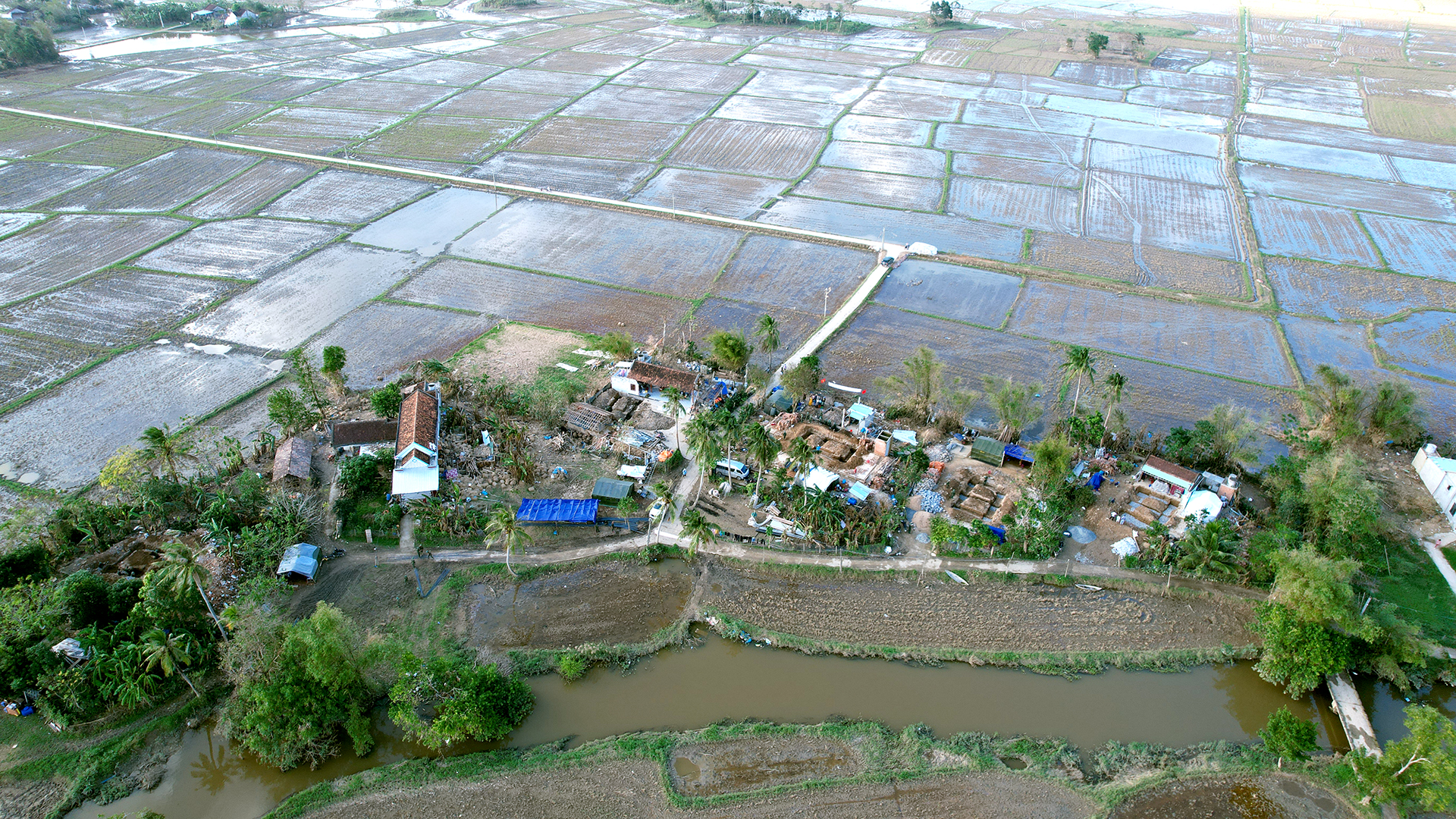 Chiến dịch không tiếng súng: 62 ngày đêm thần tốc xây gần 2.000 ngôi nhà cho dân vùng lũ - Ảnh 7. Chiến dịch không tiếng súng: 62 ngày đêm thần tốc xây gần 2.000 ngôi nhà cho dân vùng lũ - Ảnh 7.