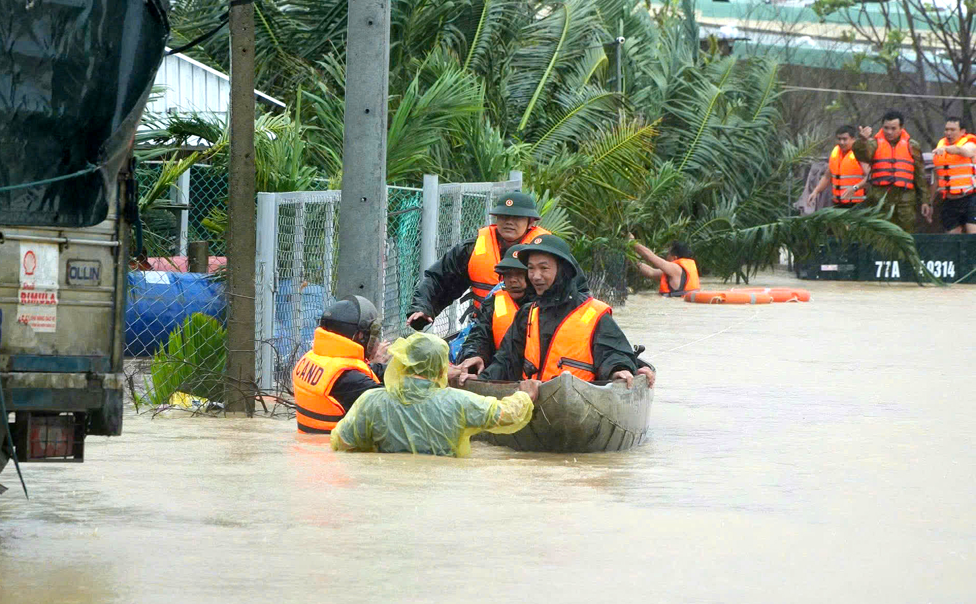 Chiến dịch không tiếng súng: 62 ngày đêm thần tốc xây gần 2.000 ngôi nhà cho dân vùng lũ - Ảnh 8. Chiến dịch không tiếng súng: 62 ngày đêm thần tốc xây gần 2.000 ngôi nhà cho dân vùng lũ - Ảnh 8.