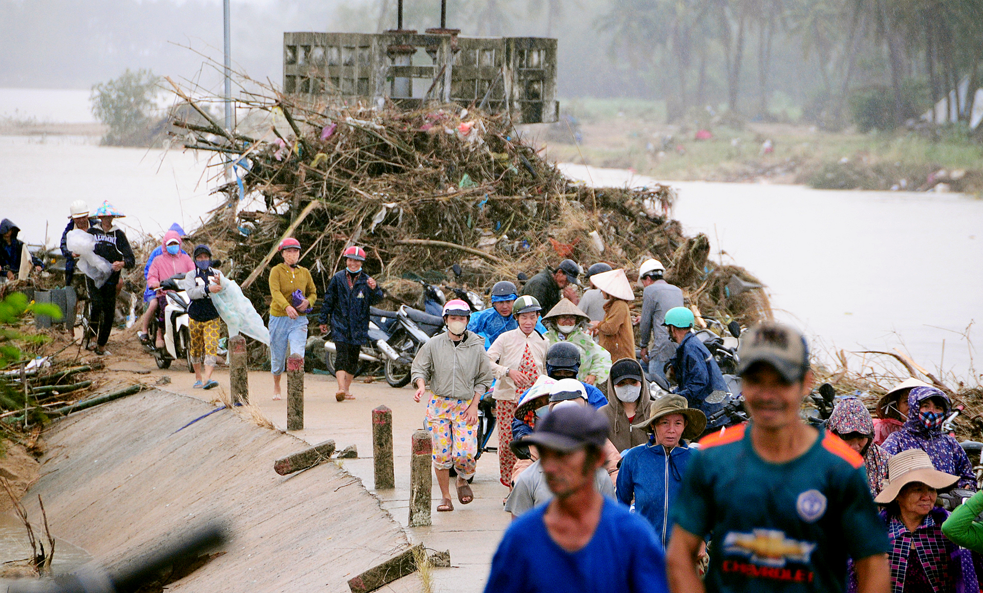 Chiến dịch không tiếng súng: 62 ngày đêm thần tốc xây gần 2.000 ngôi nhà cho dân vùng lũ - Ảnh 10. Chiến dịch không tiếng súng: 62 ngày đêm thần tốc xây gần 2.000 ngôi nhà cho dân vùng lũ - Ảnh 10.