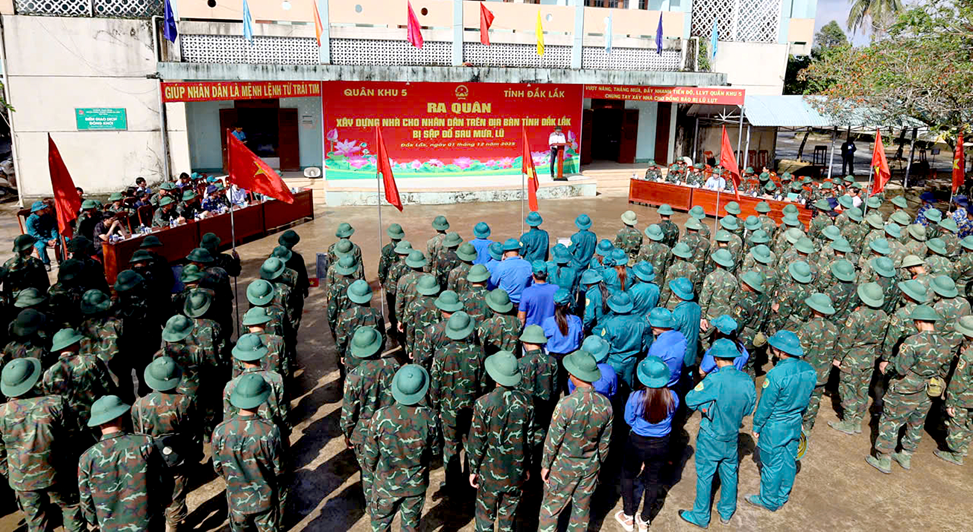 Chiến dịch không tiếng súng: 62 ngày đêm thần tốc xây gần 2.000 ngôi nhà cho dân vùng lũ - Ảnh 12. Chiến dịch không tiếng súng: 62 ngày đêm thần tốc xây gần 2.000 ngôi nhà cho dân vùng lũ - Ảnh 12.