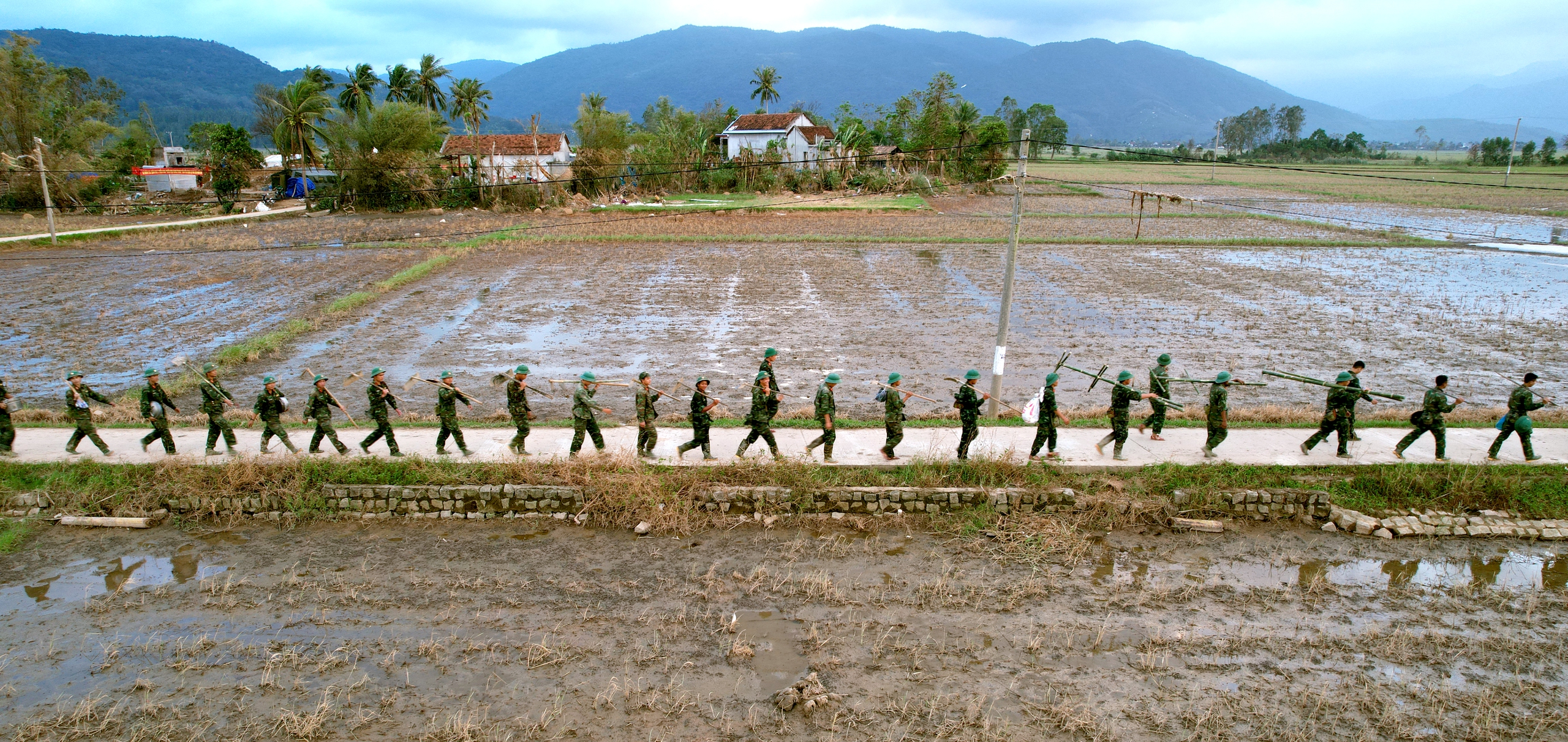 Chiến dịch không tiếng súng: 62 ngày đêm thần tốc xây gần 2.000 ngôi nhà cho dân vùng lũ - Ảnh 14. Chiến dịch không tiếng súng: 62 ngày đêm thần tốc xây gần 2.000 ngôi nhà cho dân vùng lũ - Ảnh 14.