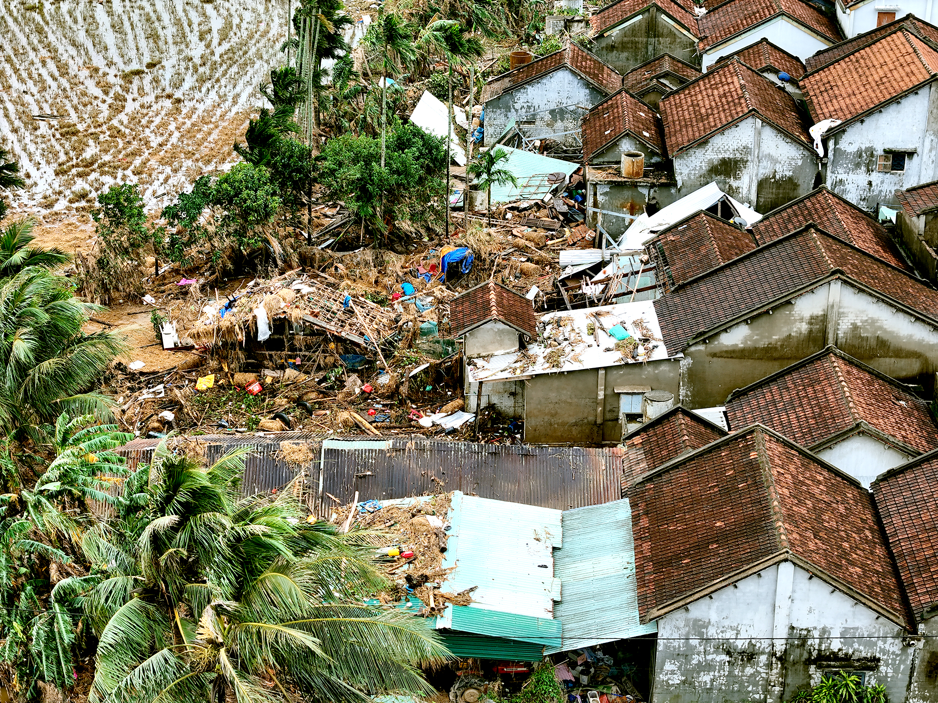 Chiến dịch không tiếng súng: 62 ngày đêm thần tốc xây gần 2.000 ngôi nhà cho dân vùng lũ - Ảnh 16. Chiến dịch không tiếng súng: 62 ngày đêm thần tốc xây gần 2.000 ngôi nhà cho dân vùng lũ - Ảnh 16.