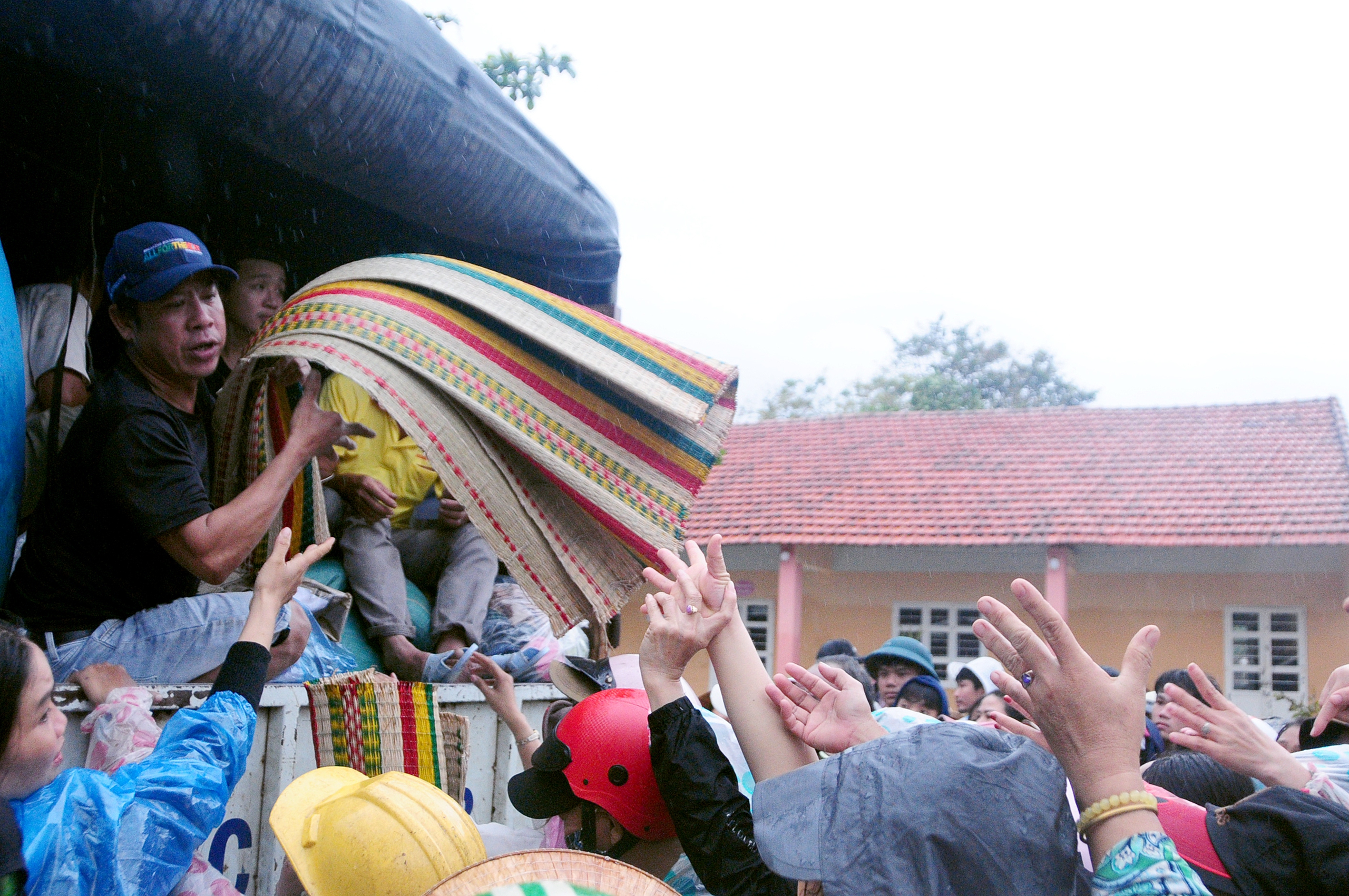 Chiến dịch không tiếng súng: 62 ngày đêm thần tốc xây gần 2.000 ngôi nhà cho dân vùng lũ - Ảnh 18. Chiến dịch không tiếng súng: 62 ngày đêm thần tốc xây gần 2.000 ngôi nhà cho dân vùng lũ - Ảnh 18.