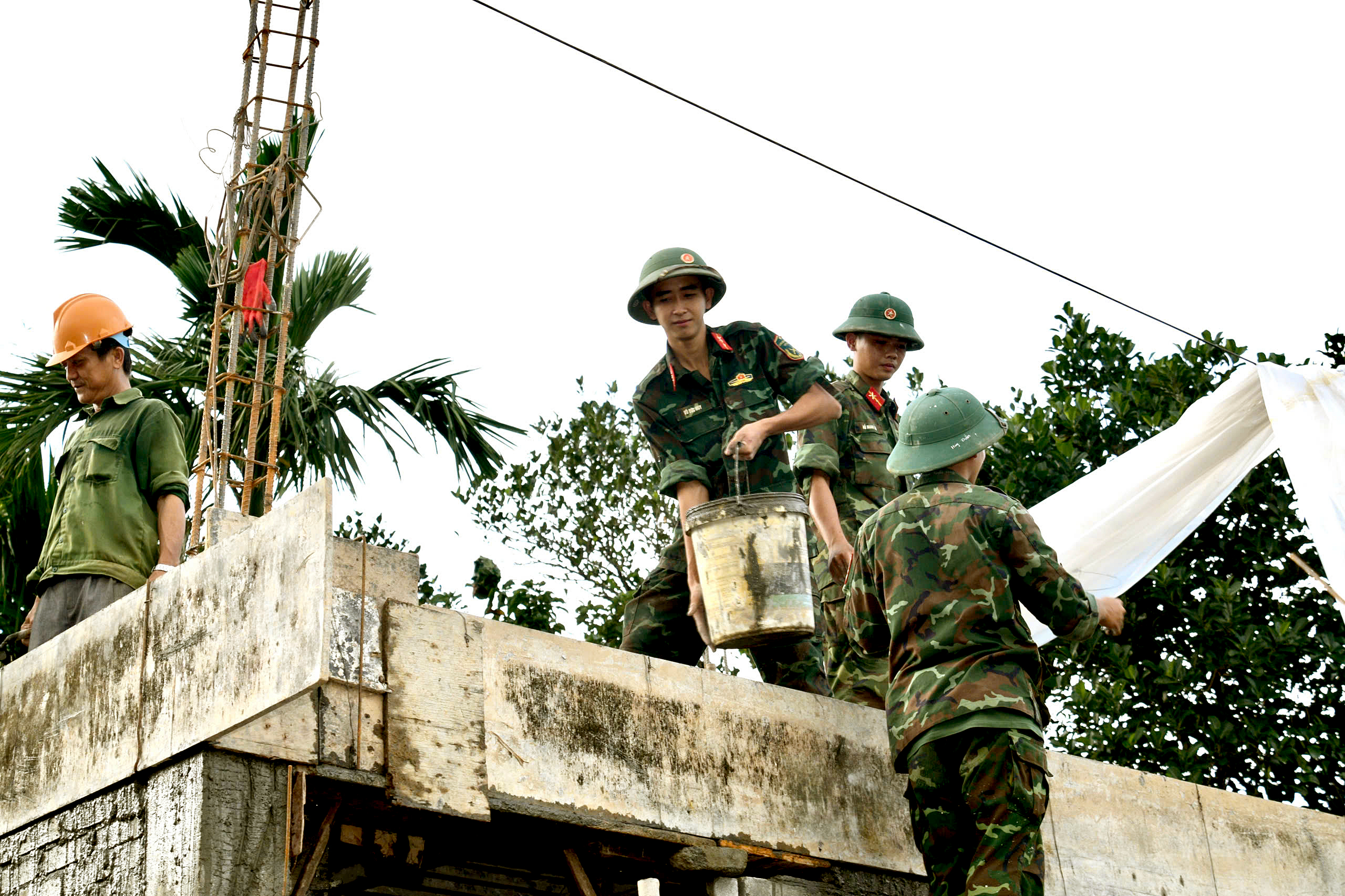 Chiến dịch không tiếng súng: 62 ngày đêm thần tốc xây gần 2.000 ngôi nhà cho dân vùng lũ - Ảnh 22. Chiến dịch không tiếng súng: 62 ngày đêm thần tốc xây gần 2.000 ngôi nhà cho dân vùng lũ - Ảnh 22.