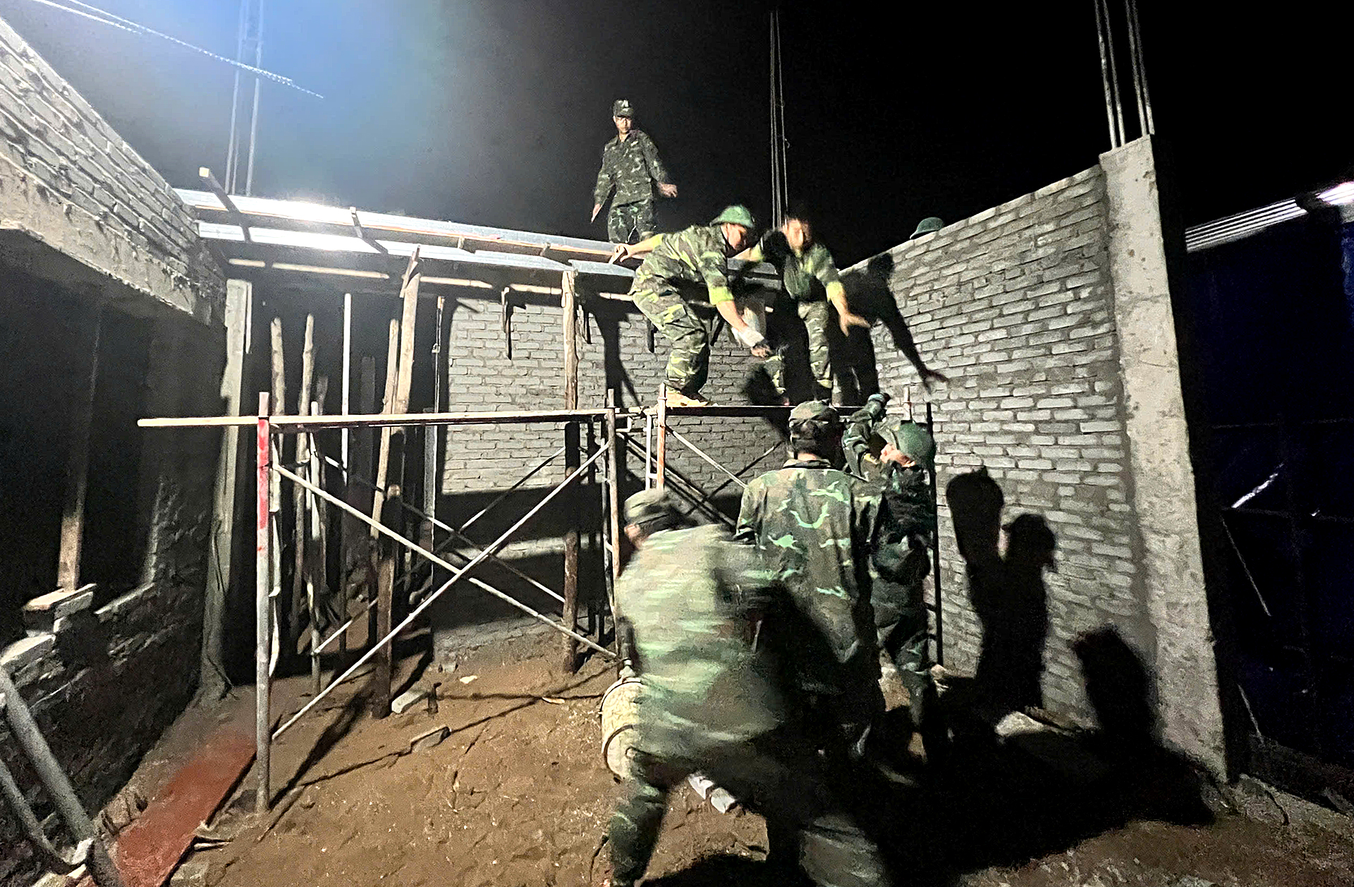 Chiến dịch không tiếng súng: 62 ngày đêm thần tốc xây gần 2.000 ngôi nhà cho dân vùng lũ - Ảnh 24. Chiến dịch không tiếng súng: 62 ngày đêm thần tốc xây gần 2.000 ngôi nhà cho dân vùng lũ - Ảnh 24.