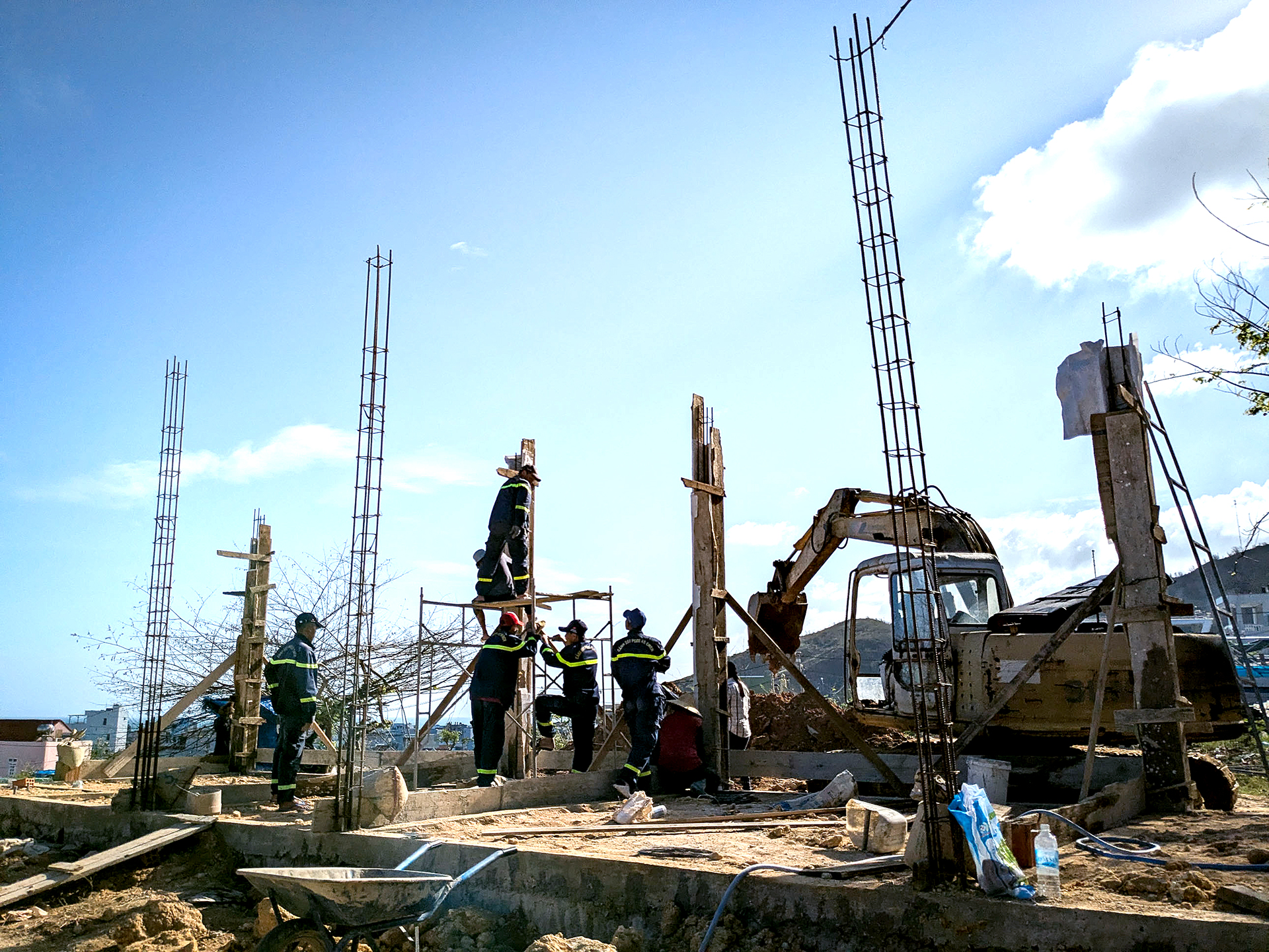 Chiến dịch không tiếng súng: 62 ngày đêm thần tốc xây gần 2.000 ngôi nhà cho dân vùng lũ - Ảnh 25. Chiến dịch không tiếng súng: 62 ngày đêm thần tốc xây gần 2.000 ngôi nhà cho dân vùng lũ - Ảnh 25.