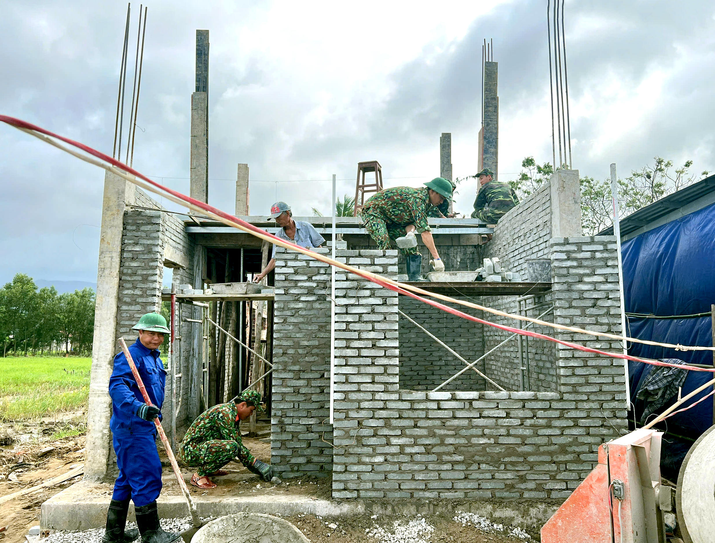 Chiến dịch không tiếng súng: 62 ngày đêm thần tốc xây gần 2.000 ngôi nhà cho dân vùng lũ - Ảnh 29. Chiến dịch không tiếng súng: 62 ngày đêm thần tốc xây gần 2.000 ngôi nhà cho dân vùng lũ - Ảnh 29.