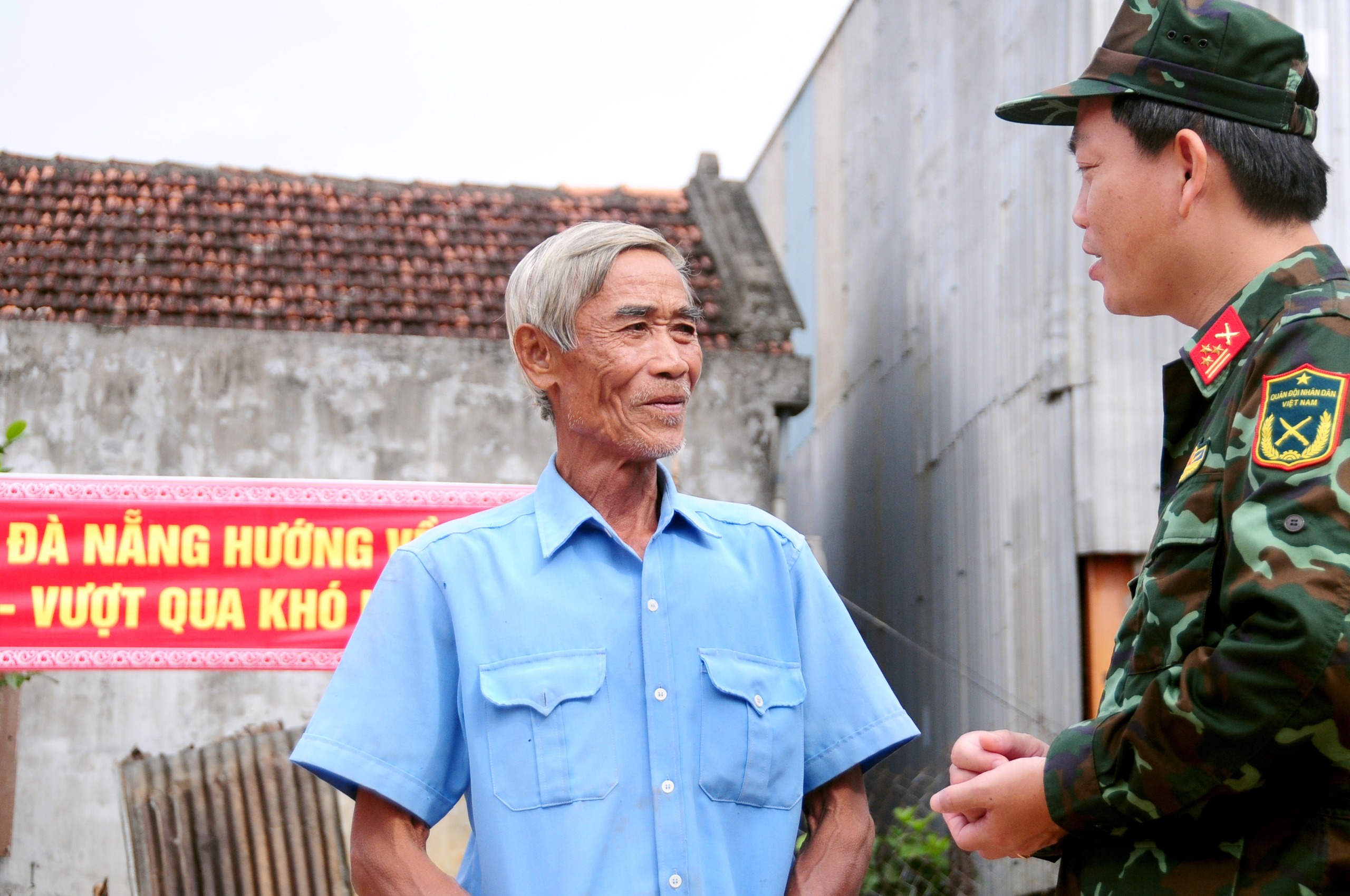 Chiến dịch không tiếng súng: 62 ngày đêm thần tốc xây gần 2.000 ngôi nhà cho dân vùng lũ - Ảnh 30. Chiến dịch không tiếng súng: 62 ngày đêm thần tốc xây gần 2.000 ngôi nhà cho dân vùng lũ - Ảnh 30.