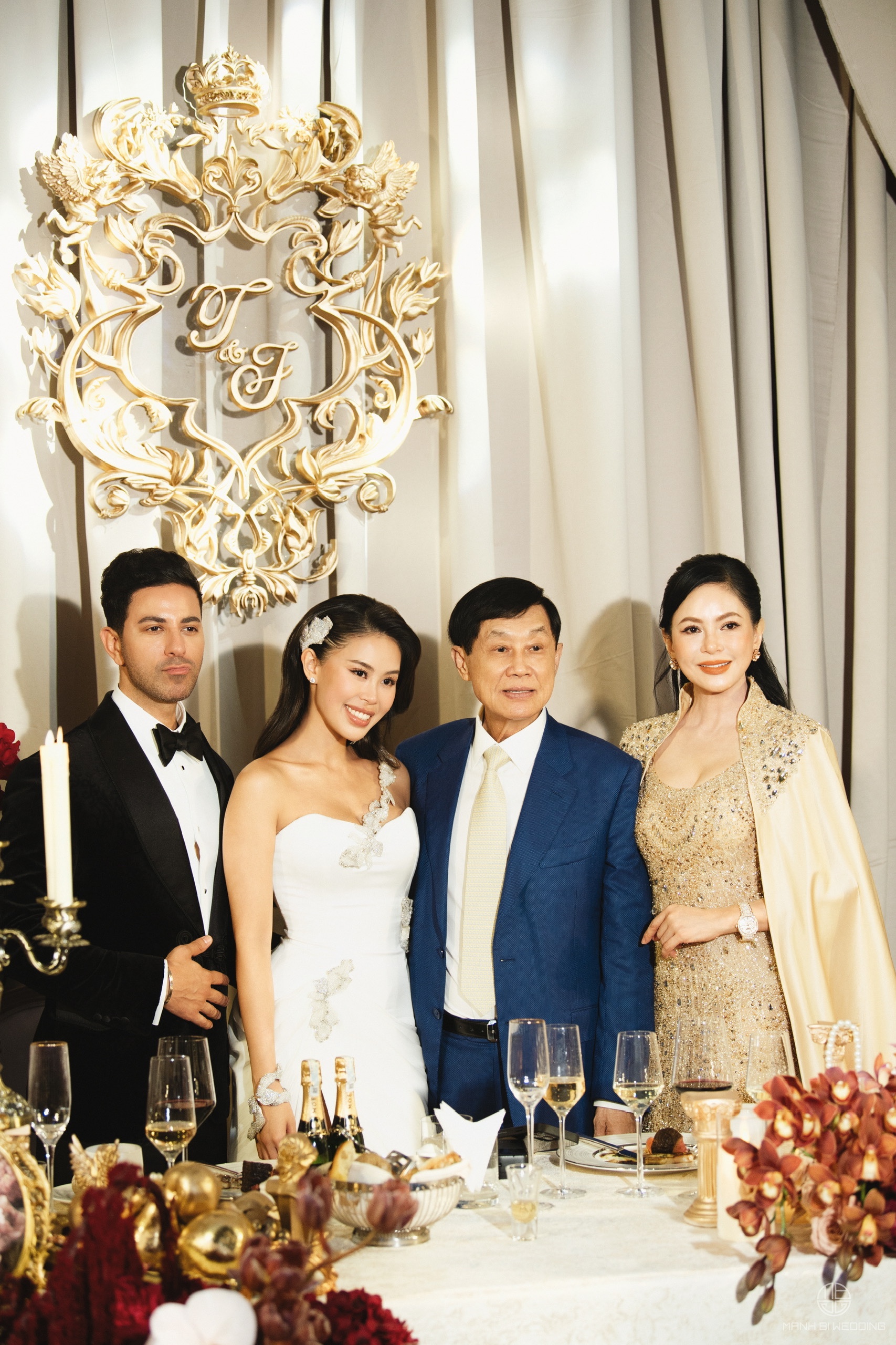 Điều phu nhân tỷ phú Johnathan Hạnh Nguyễn chỉ làm trong đám cưới ái nữ, 2 con dâu không có đặc quyền này! 1 1765879326 90 Dieu phu nhan ty phu Johnathan Hanh Nguyen chi lam