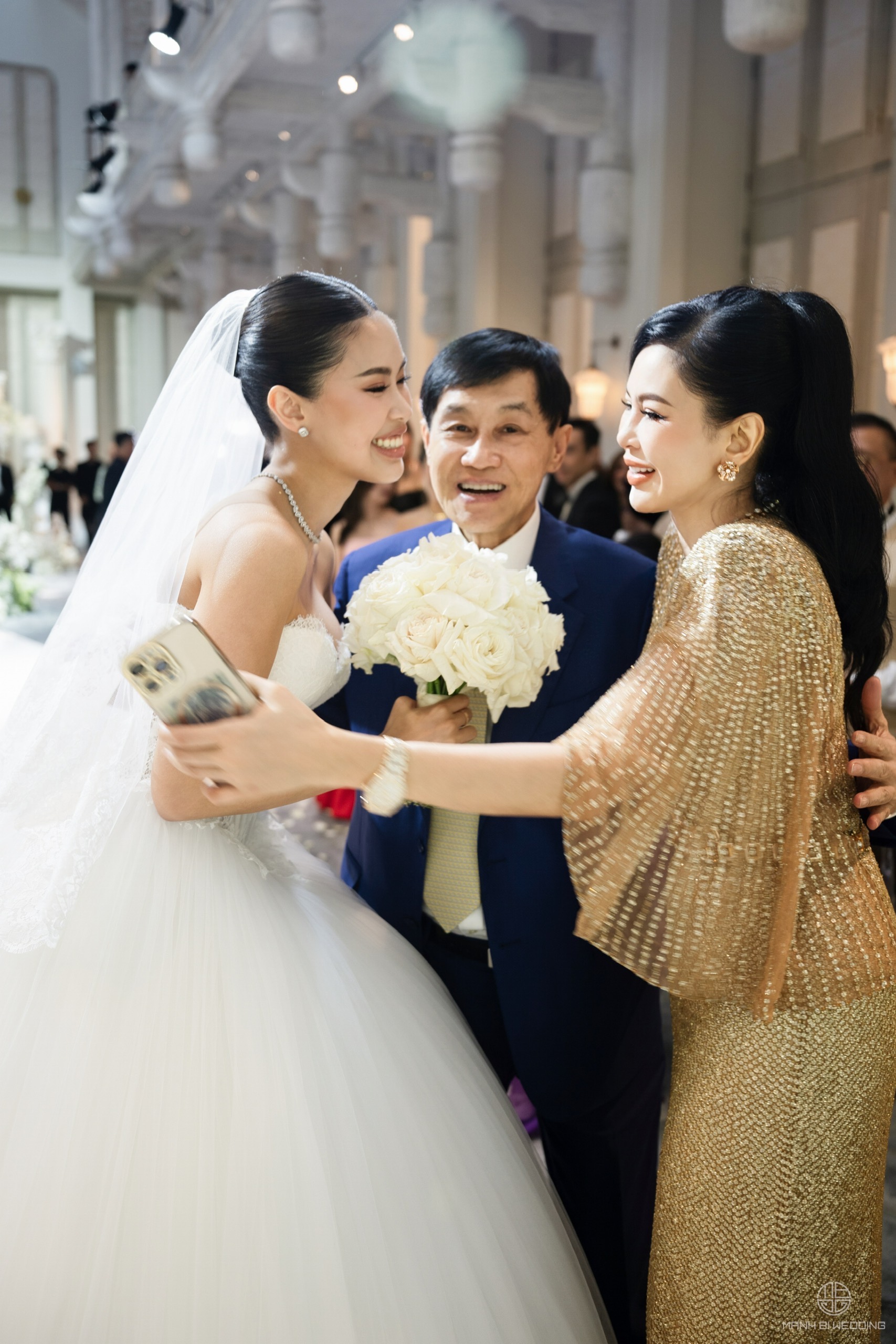 Điều phu nhân tỷ phú Johnathan Hạnh Nguyễn chỉ làm trong đám cưới ái nữ, 2 con dâu không có đặc quyền này! 2 1765879327 569 Dieu phu nhan ty phu Johnathan Hanh Nguyen chi lam