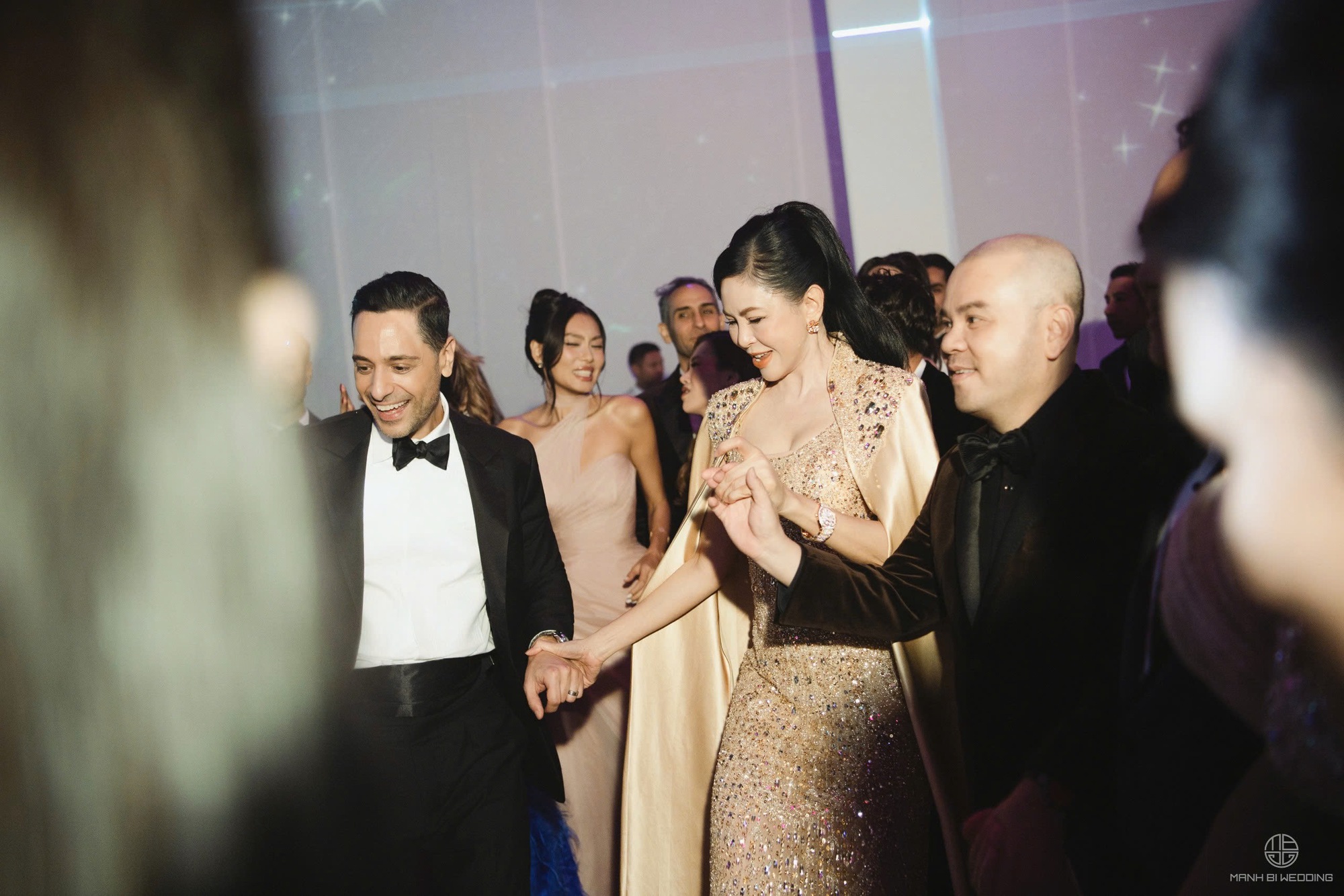 Điều phu nhân tỷ phú Johnathan Hạnh Nguyễn chỉ làm trong đám cưới ái nữ, 2 con dâu không có đặc quyền này! 5 1765879330 522 Dieu phu nhan ty phu Johnathan Hanh Nguyen chi lam