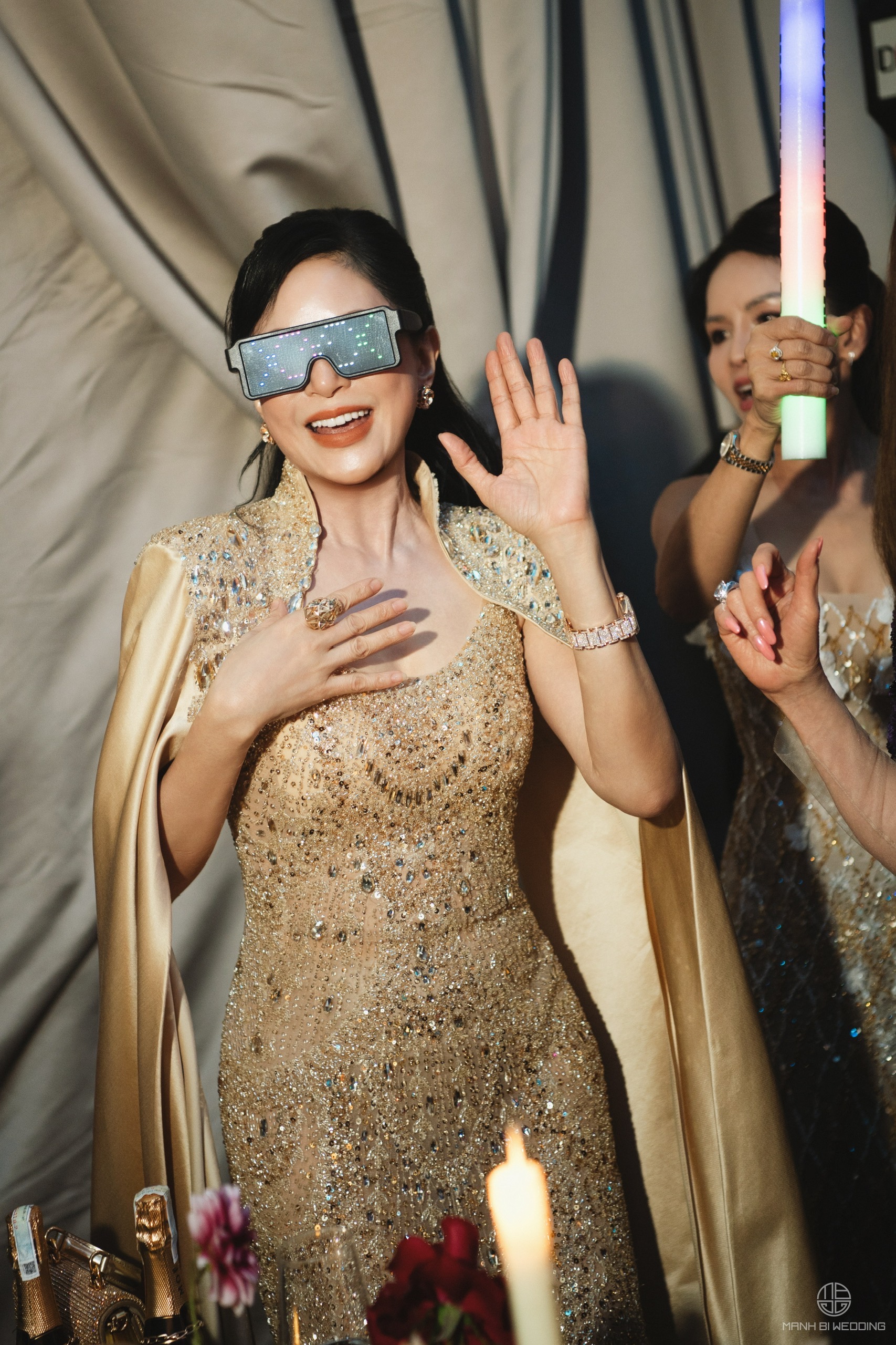 Điều phu nhân tỷ phú Johnathan Hạnh Nguyễn chỉ làm trong đám cưới ái nữ, 2 con dâu không có đặc quyền này! 7 1765879333 74 Dieu phu nhan ty phu Johnathan Hanh Nguyen chi lam