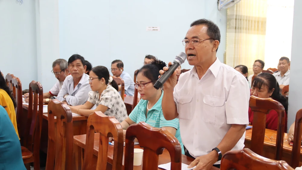 Ông Lê Văn Sử, cử tri phường Rạch Dừa ý kiến tại hội nghị. Ảnh: TK IMG_4377.JPG