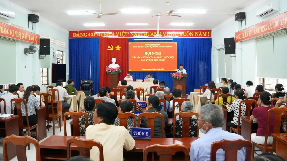 Đoàn ĐBQH tiếp xúc cử tri xã Long Sơn. Ảnh: NH DBQH-h2.jpg