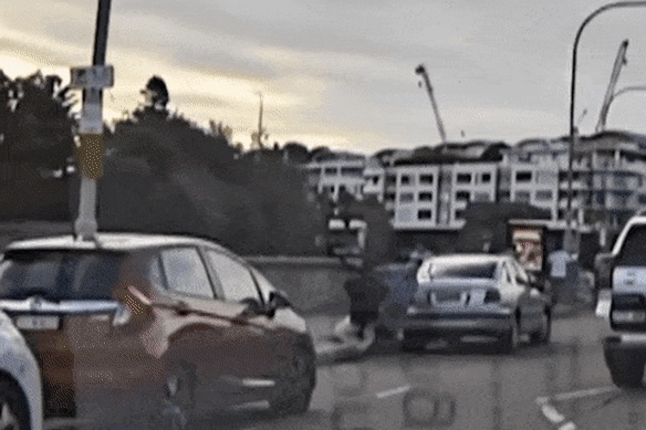 Những tượng đài dũng cảm giữa họng súng tại bãi biển Úc - Ảnh 2.