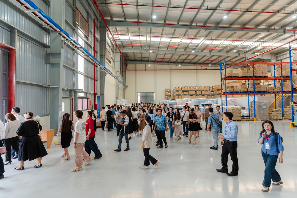 Khách hàng và đối tác tham quan dây chuyền sản xuất thức ăn cho thú cưng tại nhà máy PetLike nhân dịp khánh thành nhà máy.
Khách hàng và đối tác tham quan dây chuyền sản xuất thức ăn cho thú cưng tại nhà máy PetLike nhân dịp khánh thành nhà máy.