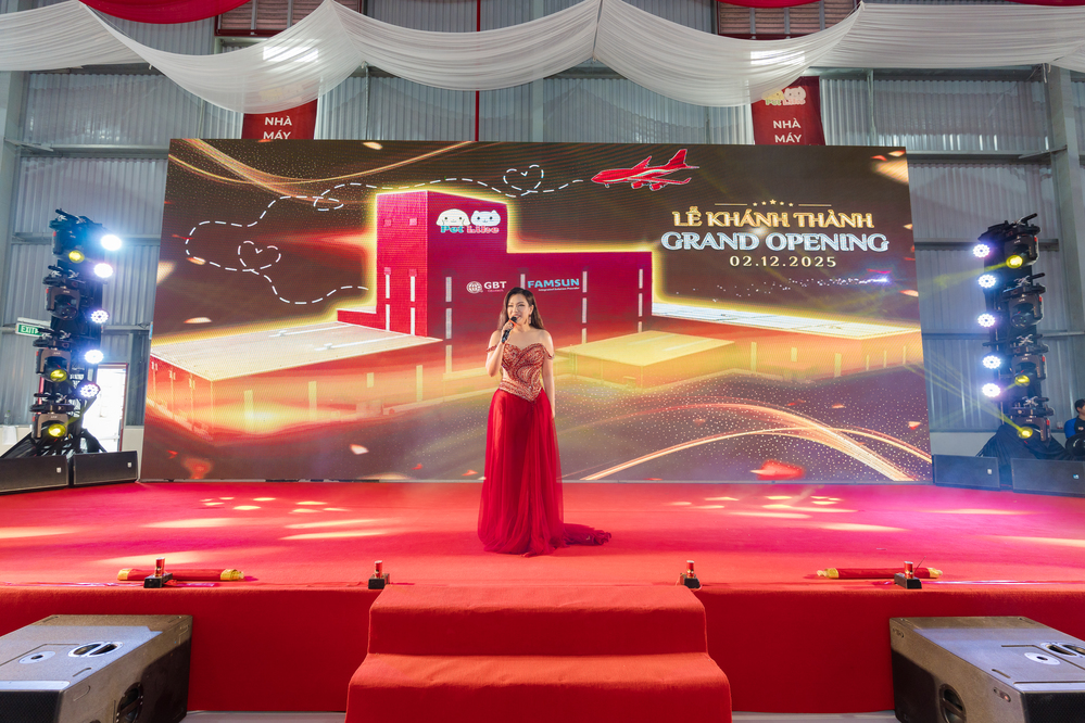 Ca sĩ Phương Vy cũng có mặt tại sự kiện khánh thành nhà máy PetLike.
Ca sĩ Phương Vy cũng có mặt tại sự kiện khánh thành nhà máy PetLike.