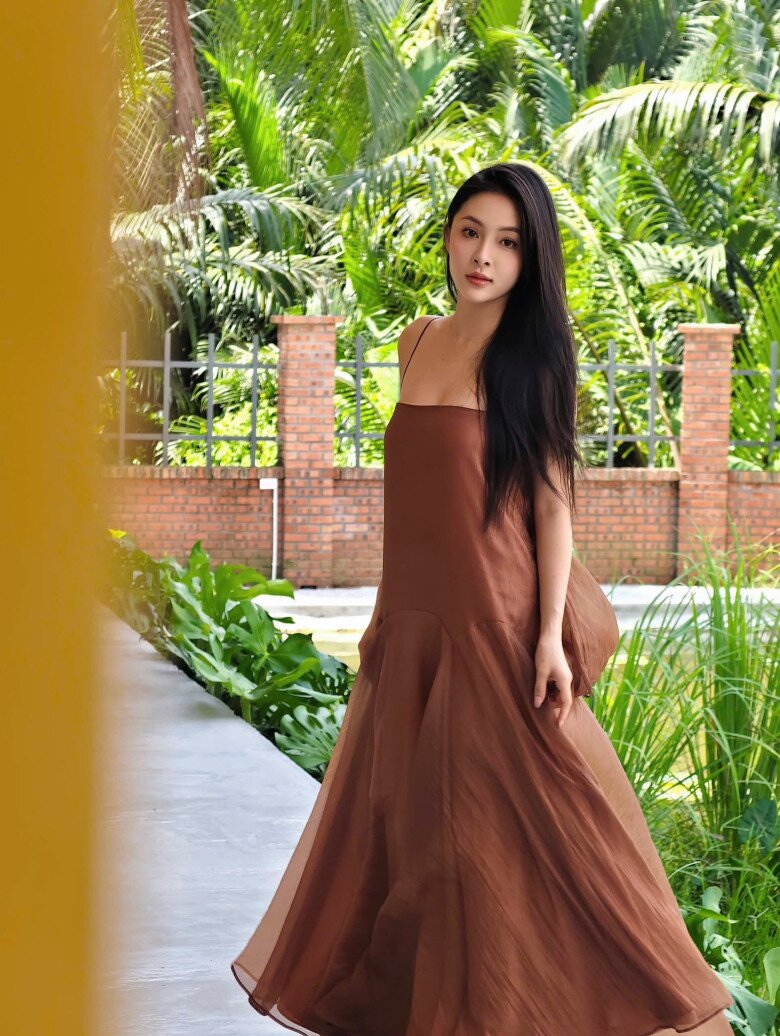 Người yêu cũ xấu tính nhất Cách Em 1 Milimet: Nhan sắc trong veo nhưng lên phim lúc nào mắt cũng "đỏ ngầu" 8 Trên trang cá nhân, cô thường xuyên cập nhật hình ảnh đời thường với phong cách thời trang đa dạng, biến hóa từ năng động, khỏe khoắn đến cá tính, gợi cảm.