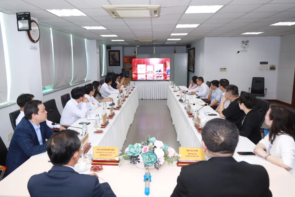 Đoàn đại biểu báo Văn Hối Thượng Hải theo dõi phóng sự ngắn về lịch sử hình thành và phát triển của báo Pháp Luật TP.HCM. Ảnh: NGUYỆT NHI 1193205992465408614.jpg