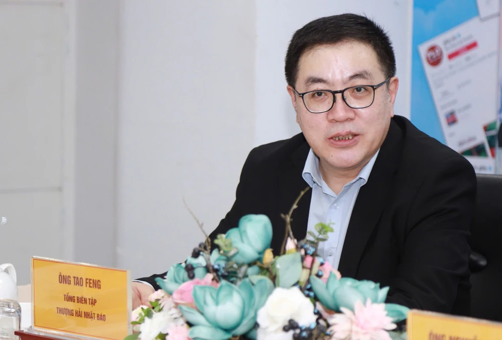 Ông Tao Feng, Tổng Biên tập báo Văn Hối Thượng Hải chia sẻ tại buổi giao lưu chiều nay. Ảnh: NGUYỆT NHI bao-van-hoi-thuong-hai-2.jpg