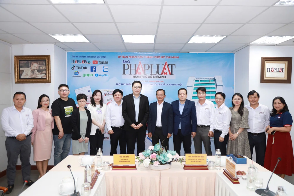 Lãnh đạo cùng cán bộ, nhân viên của báo Pháp Luật TP.HCM và báo Văn Hối Thượng Hải chụp hình lưu niệm. Ảnh: NGUYỆT NHI bao-van-hoi-thuong-hai-3.jpg