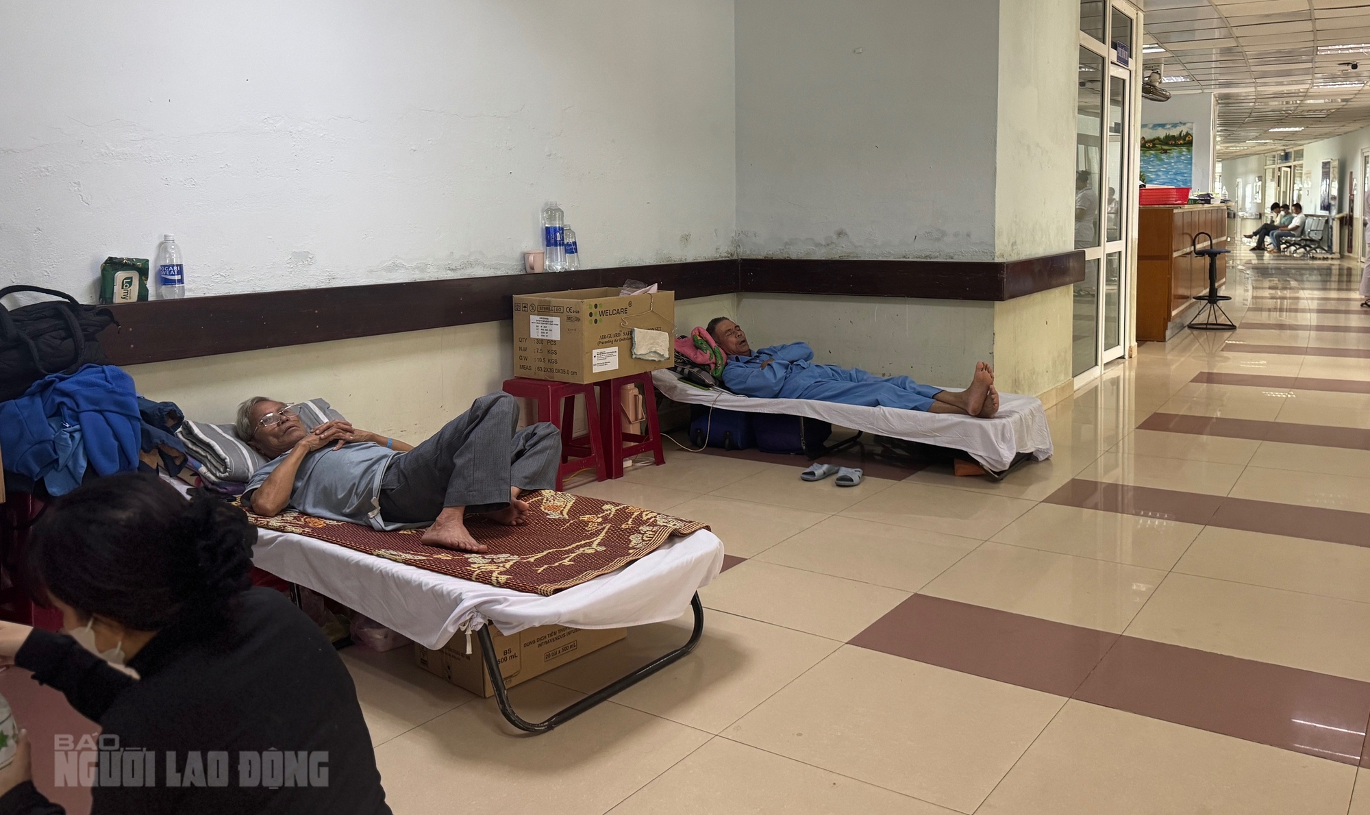 Bệnh viện Ung bướu Đà Nẵng quá tải , bệnh nhân phải nằm giường xếp 2 Bệnh viện Ung bướu Đà Nẵng quá tải, nhiều bệnh nhân phải nằm giường xếp - Ảnh 2.