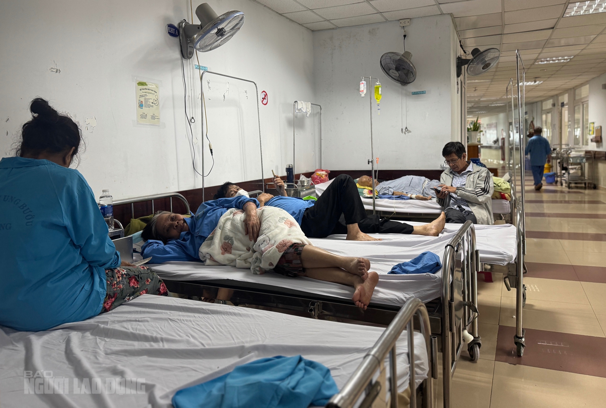 Bệnh viện Ung bướu Đà Nẵng quá tải , bệnh nhân phải nằm giường xếp 3 Bệnh viện Ung bướu Đà Nẵng quá tải, nhiều bệnh nhân phải nằm giường xếp - Ảnh 3.
