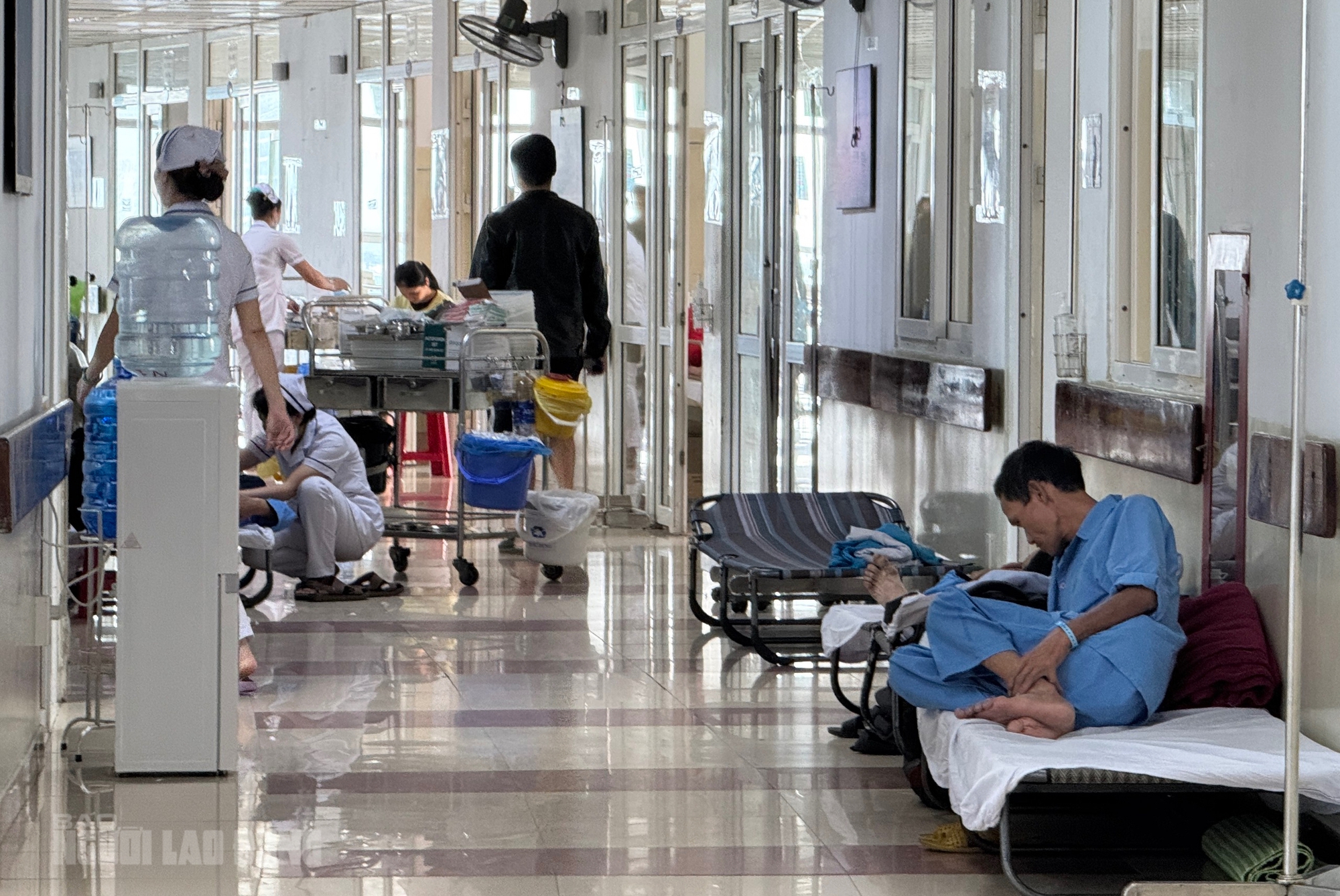 Bệnh viện Ung bướu Đà Nẵng quá tải , bệnh nhân phải nằm giường xếp 4 Bệnh viện Ung bướu Đà Nẵng quá tải, nhiều bệnh nhân phải nằm giường xếp - Ảnh 4.