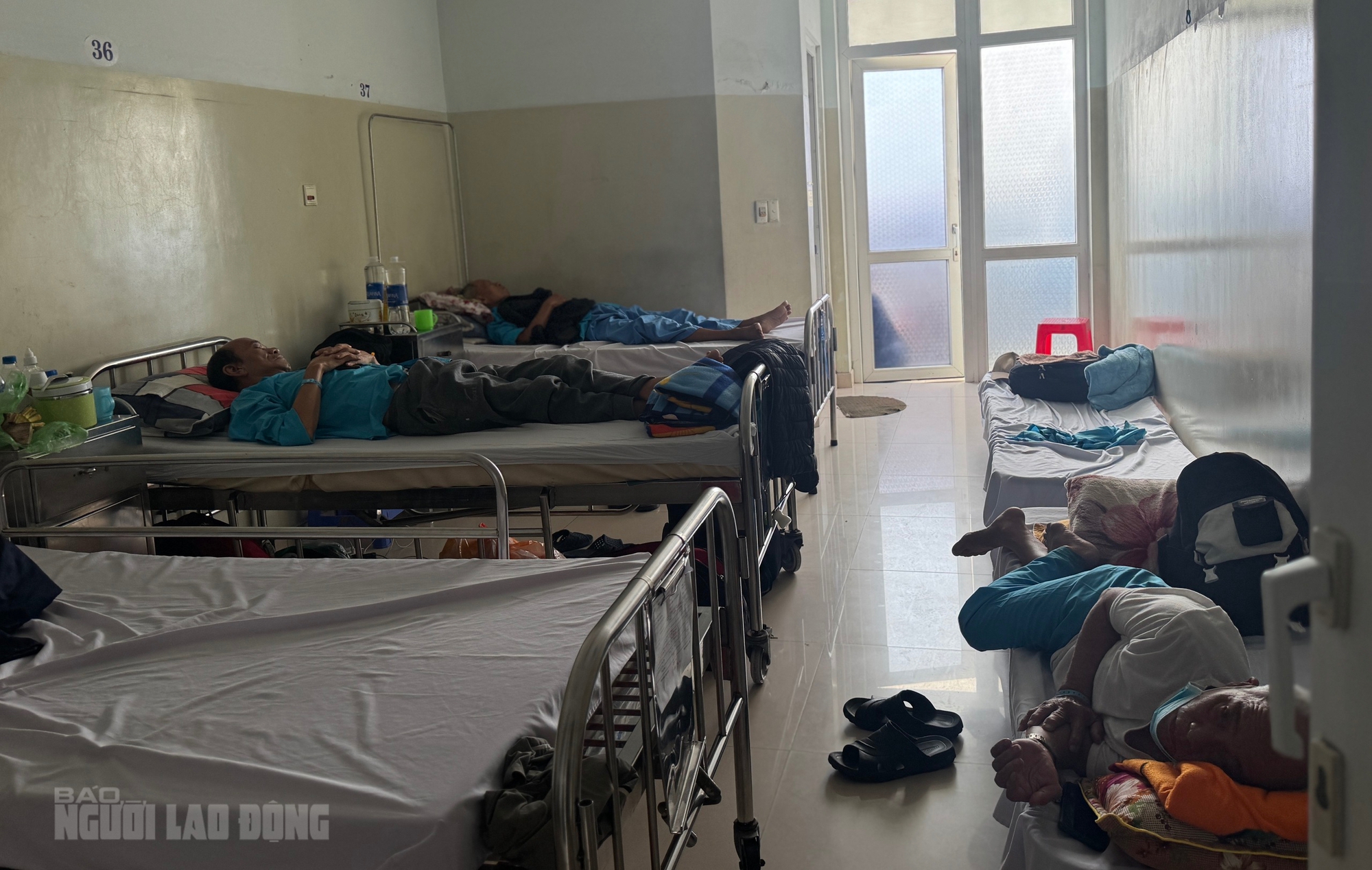 Bệnh viện Ung bướu Đà Nẵng quá tải , bệnh nhân phải nằm giường xếp 5 Bệnh viện Ung bướu Đà Nẵng quá tải, nhiều bệnh nhân phải nằm giường xếp - Ảnh 5.