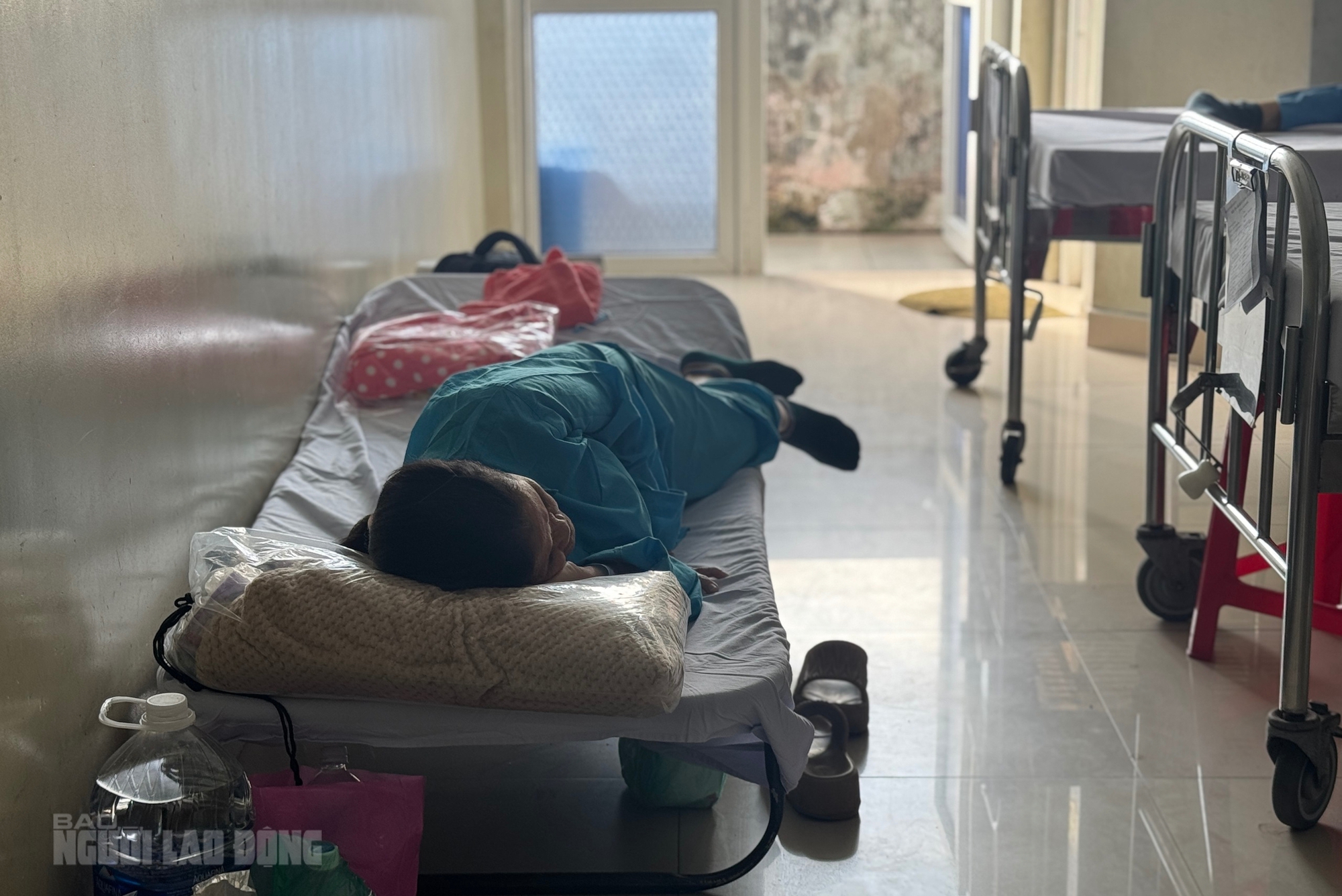 Bệnh viện Ung bướu Đà Nẵng quá tải , bệnh nhân phải nằm giường xếp 6 Bệnh viện Ung bướu Đà Nẵng quá tải, nhiều bệnh nhân phải nằm giường xếp - Ảnh 6.