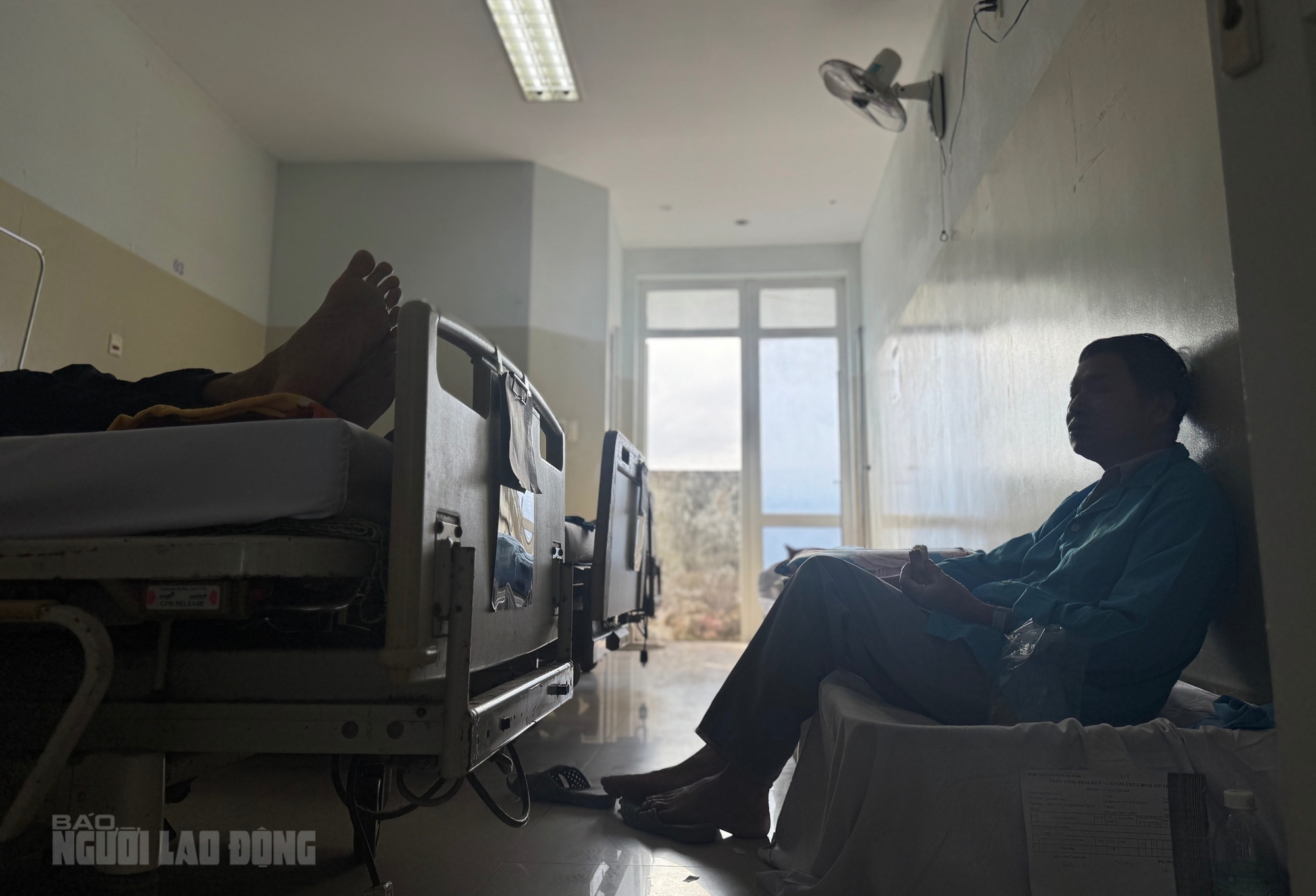 Bệnh viện Ung bướu Đà Nẵng quá tải , bệnh nhân phải nằm giường xếp 7 Bệnh viện Ung bướu Đà Nẵng quá tải, nhiều bệnh nhân phải nằm giường xếp - Ảnh 7.